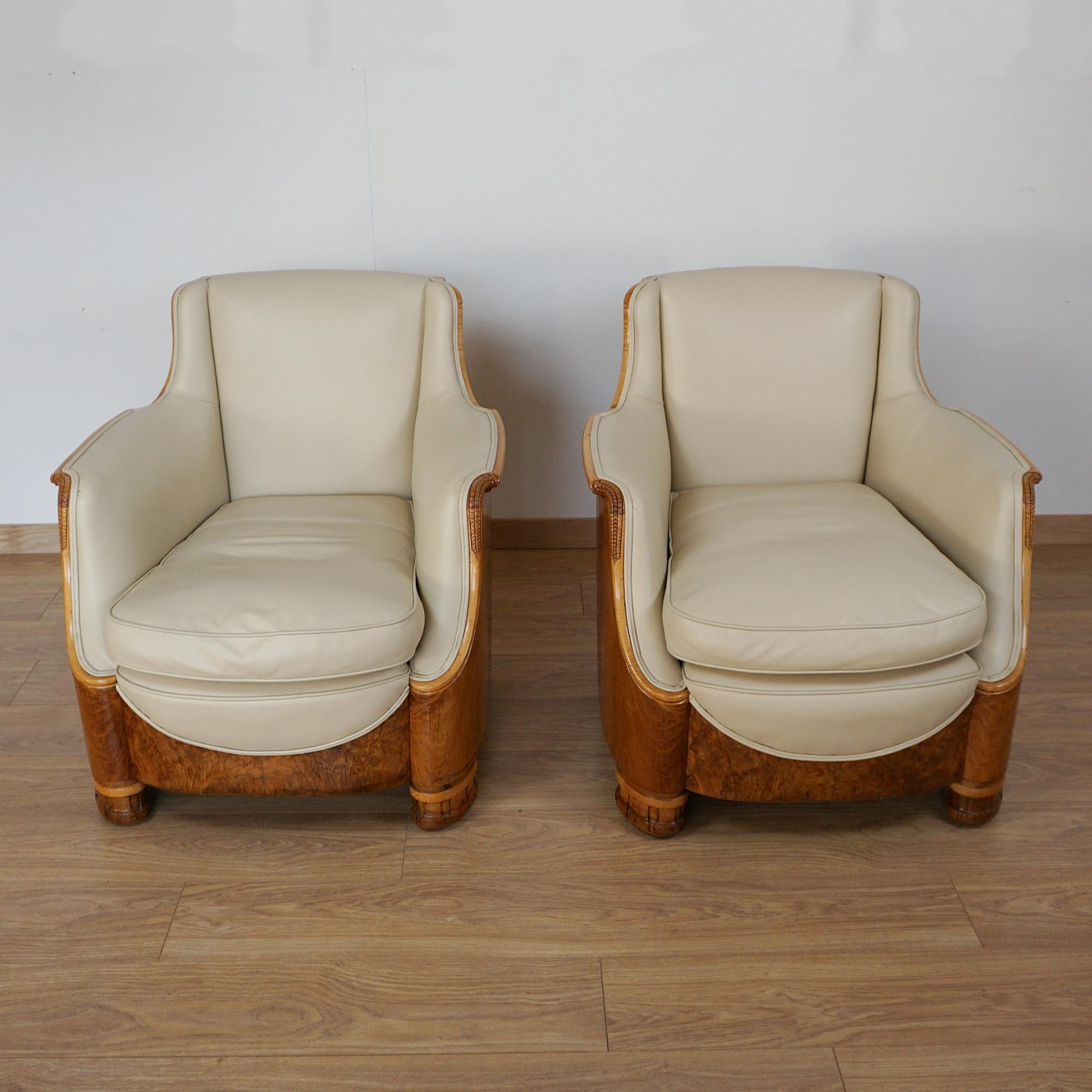 Paire de fauteuils club Art déco de Maurice Adams. Placage de ronce de noyer avec bandes de bouleau satiné et détails sculptés sur les accoudoirs et les pieds. Revêtement en cuir crème/ 

Dimensions : H 82cm L 80cm P 68cm

Origine : Anglais

Date :