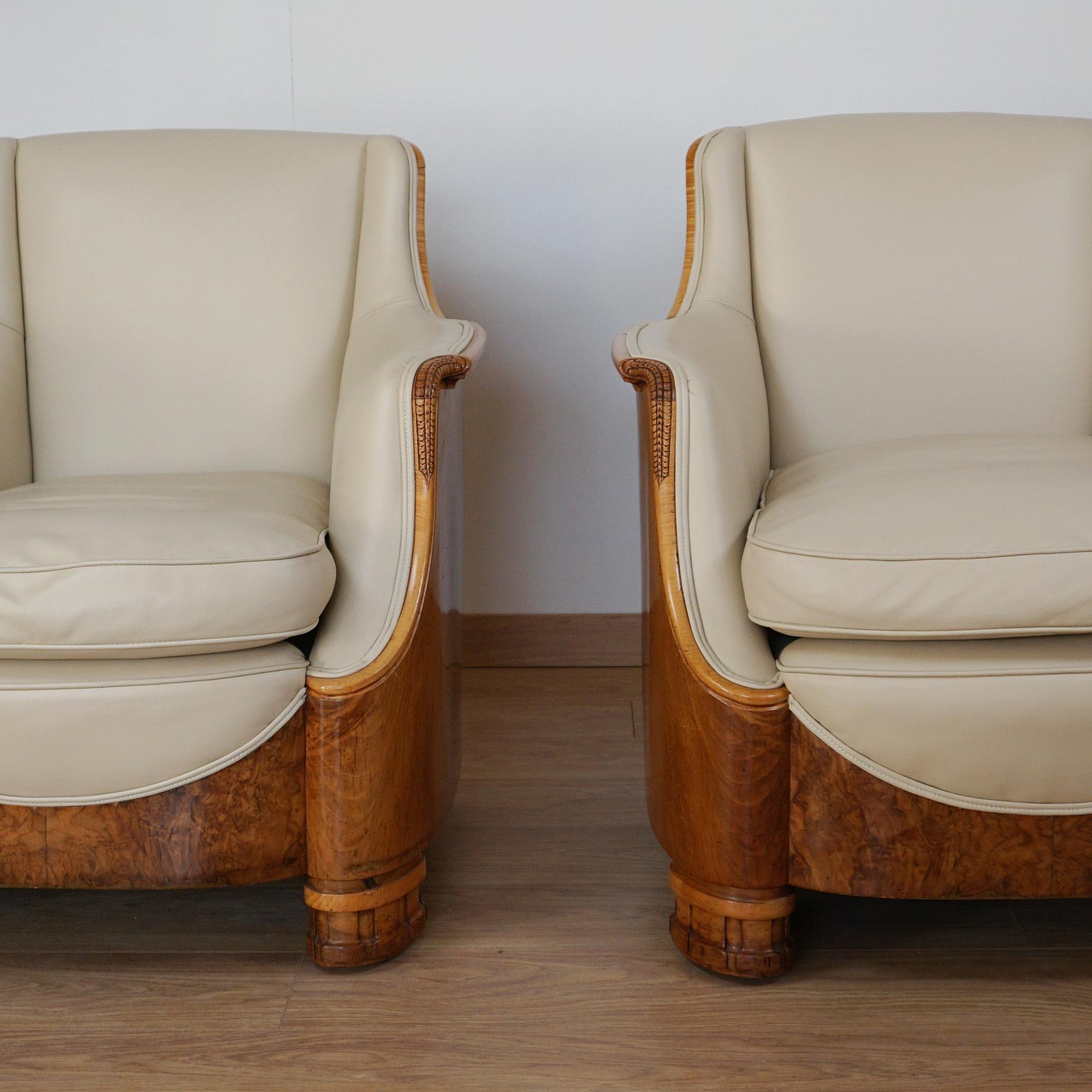 Art déco Paire de chaises Art Déco en ronce de noyer et cuir crème par Maurice Adams en vente