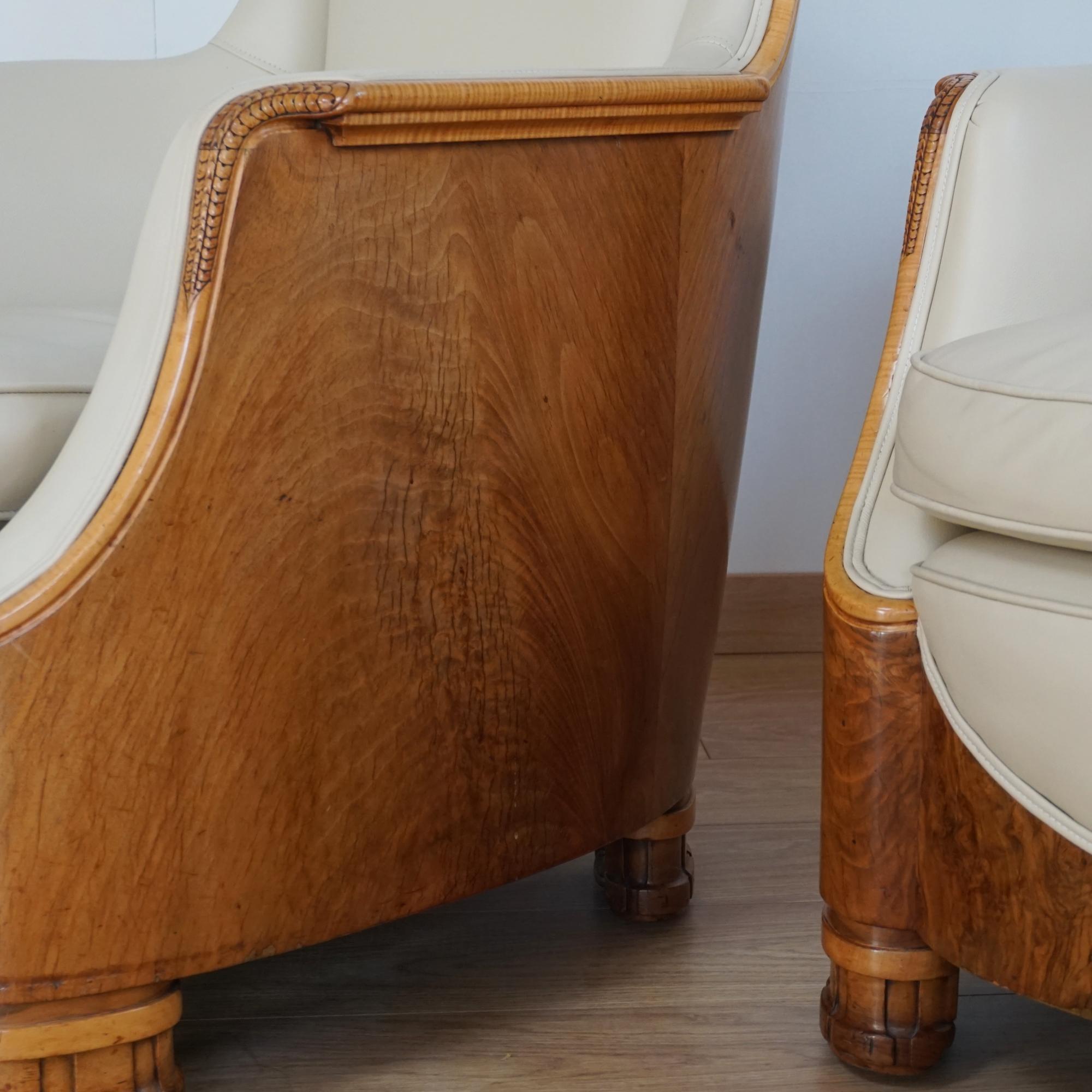 Anglais Paire de chaises Art Déco en ronce de noyer et cuir crème par Maurice Adams en vente