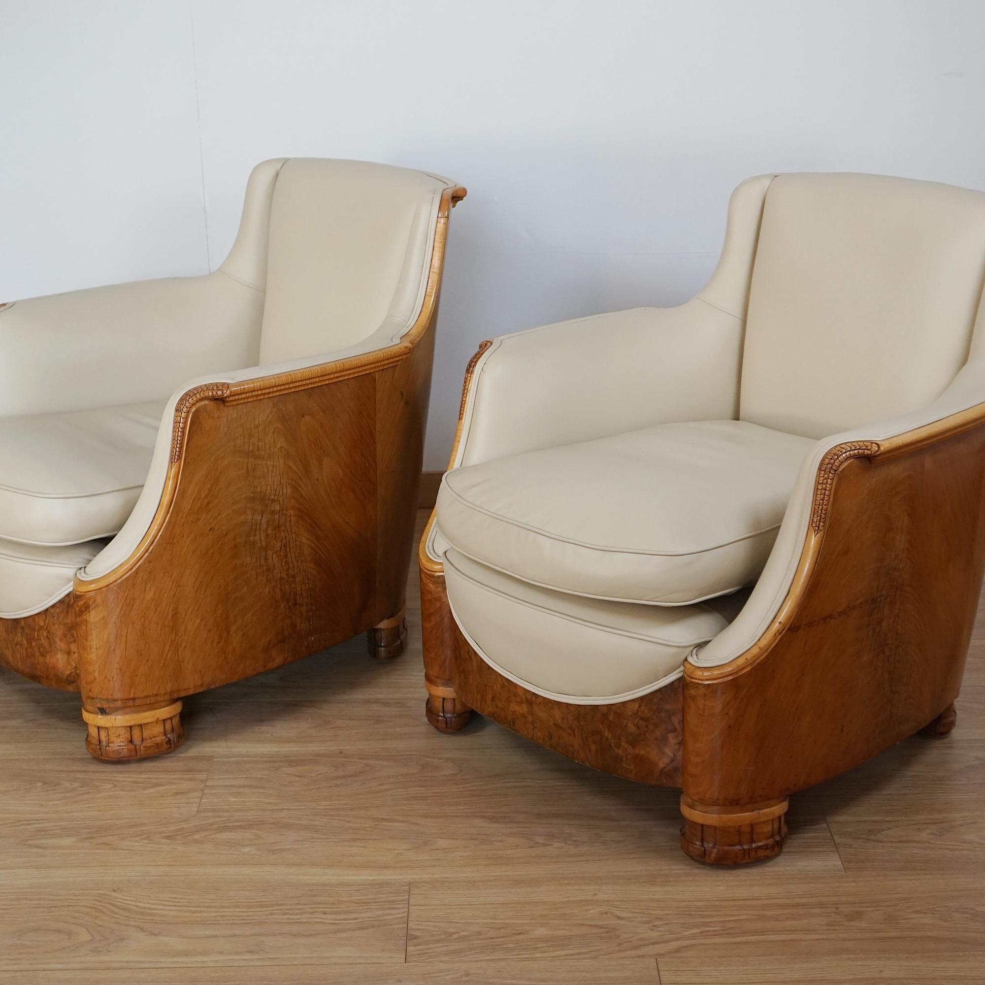 Début du 20ème siècle Paire de chaises Art Déco en ronce de noyer et cuir crème par Maurice Adams en vente