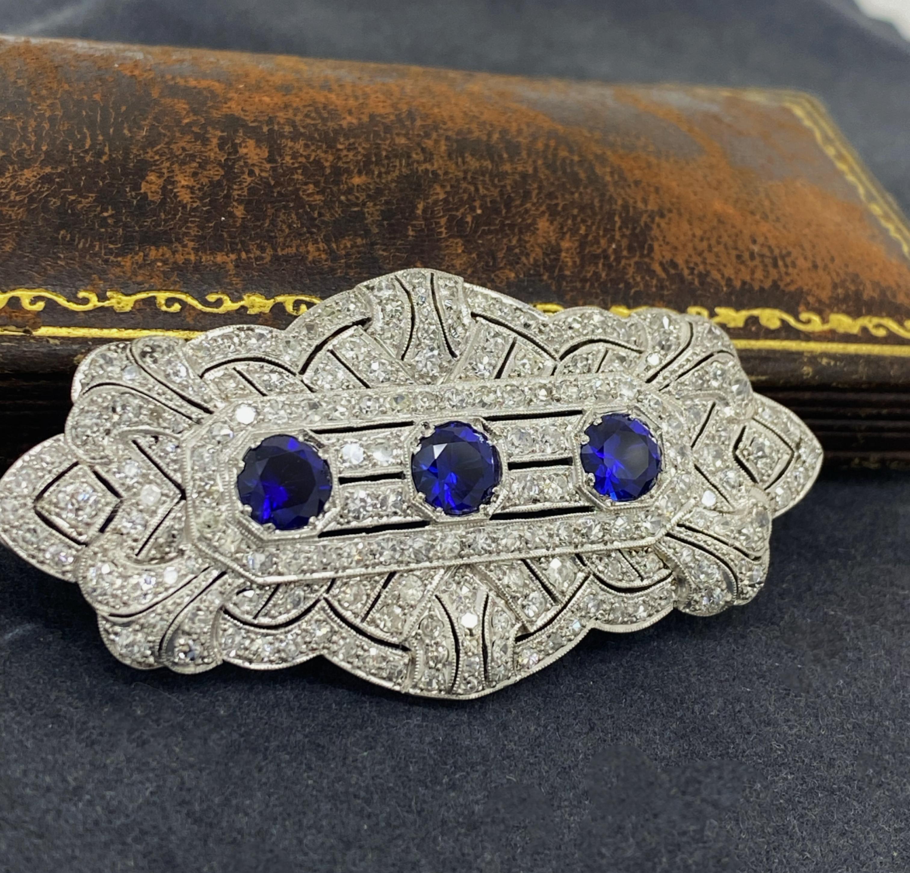 An Art-Deco c1920’s Platinum, 5.00ct Diamond & 2.50ct Synthetic Sapphire Brooch In Excellent Condition For Sale In MELBOURNE, AU