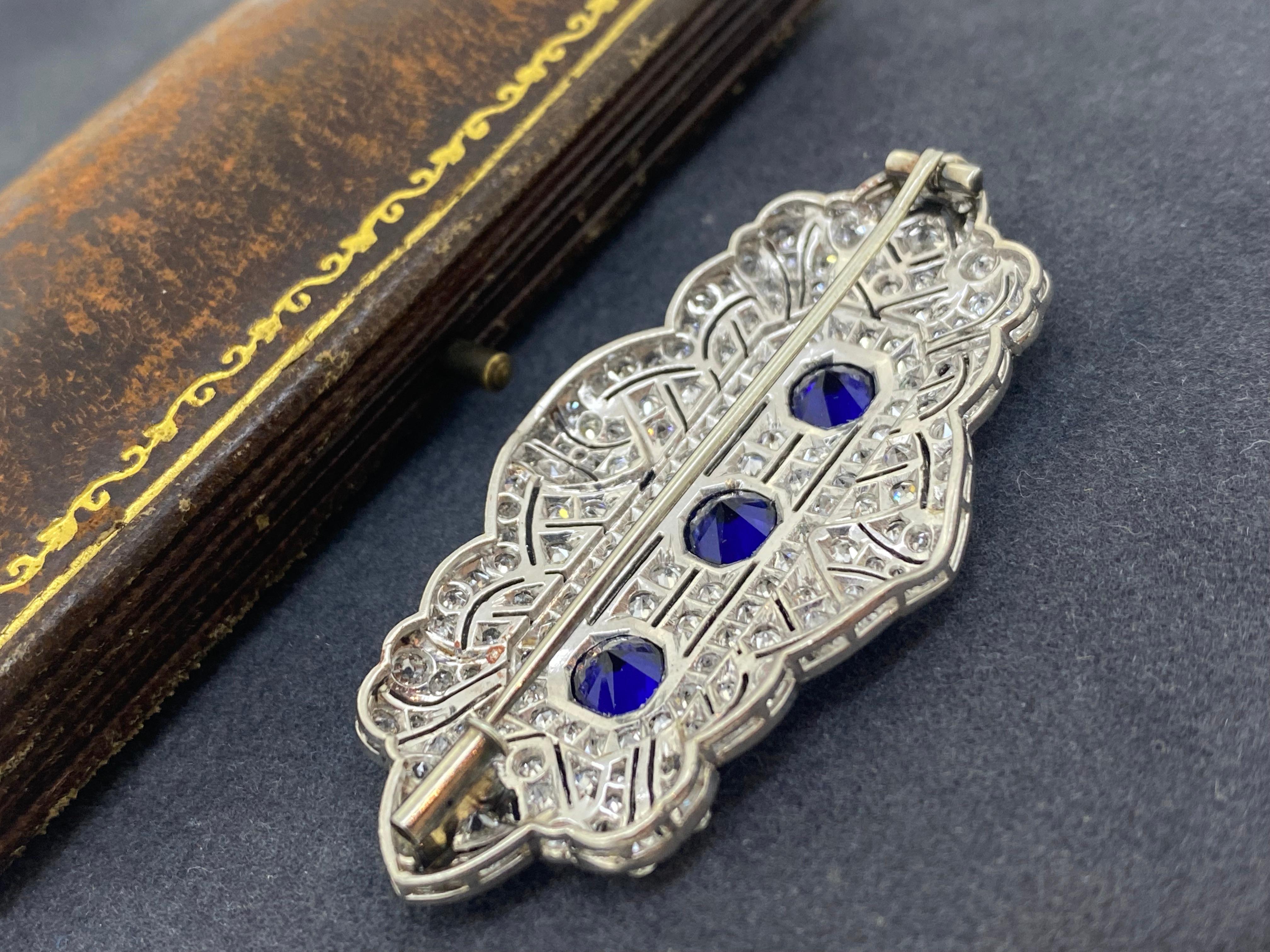 Women's An Art-Deco c1920’s Platinum, 5.00ct Diamond & 2.50ct Synthetic Sapphire Brooch For Sale