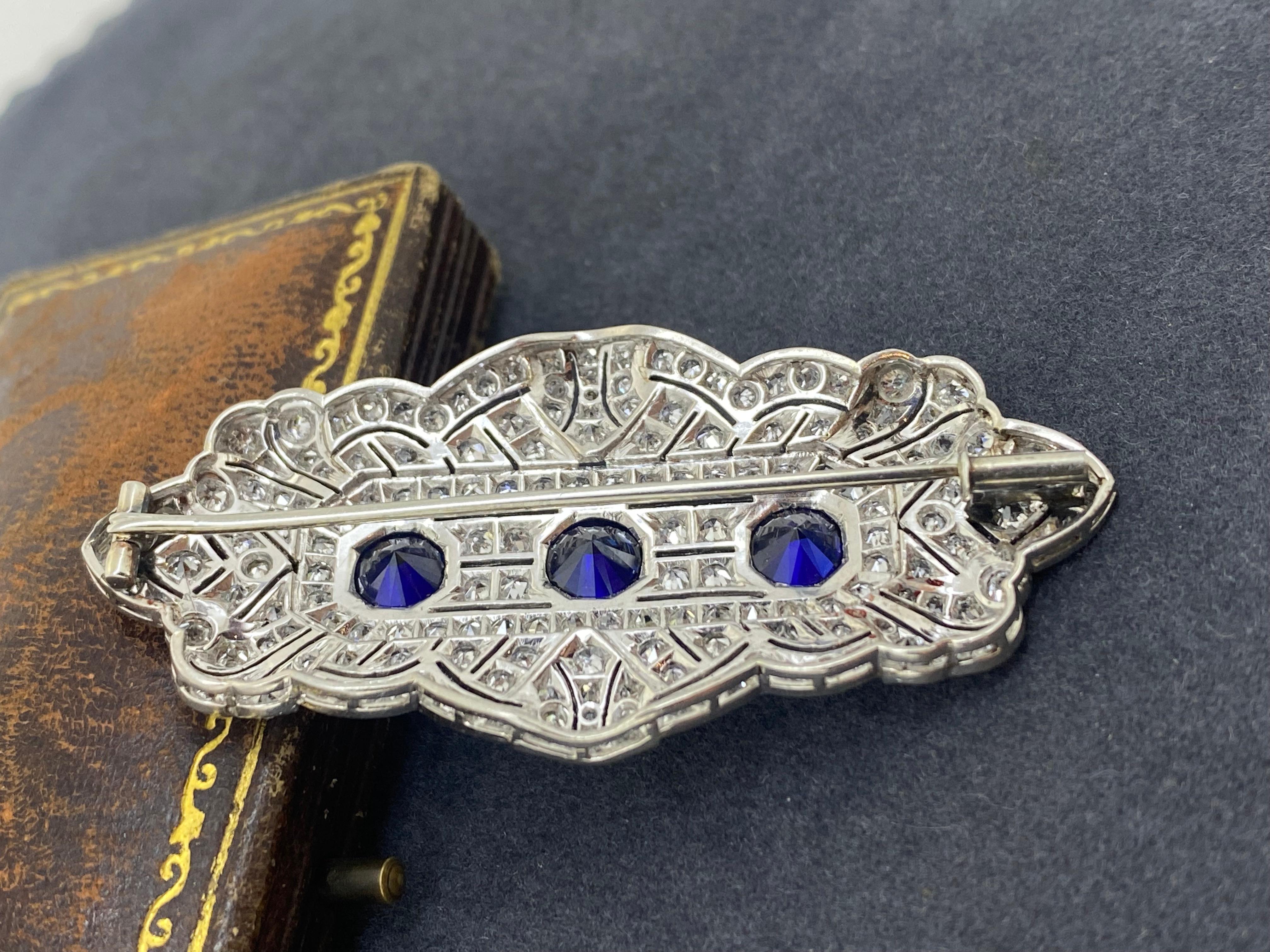 An Art-Deco c1920’s Platinum, 5.00ct Diamond & 2.50ct Synthetic Sapphire Brooch For Sale 1