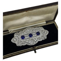 Eine Art-Deco-Brosche aus Platin, 5,00ct Diamanten und 2,50ct synthetischen Saphiren aus den 1920er Jahren