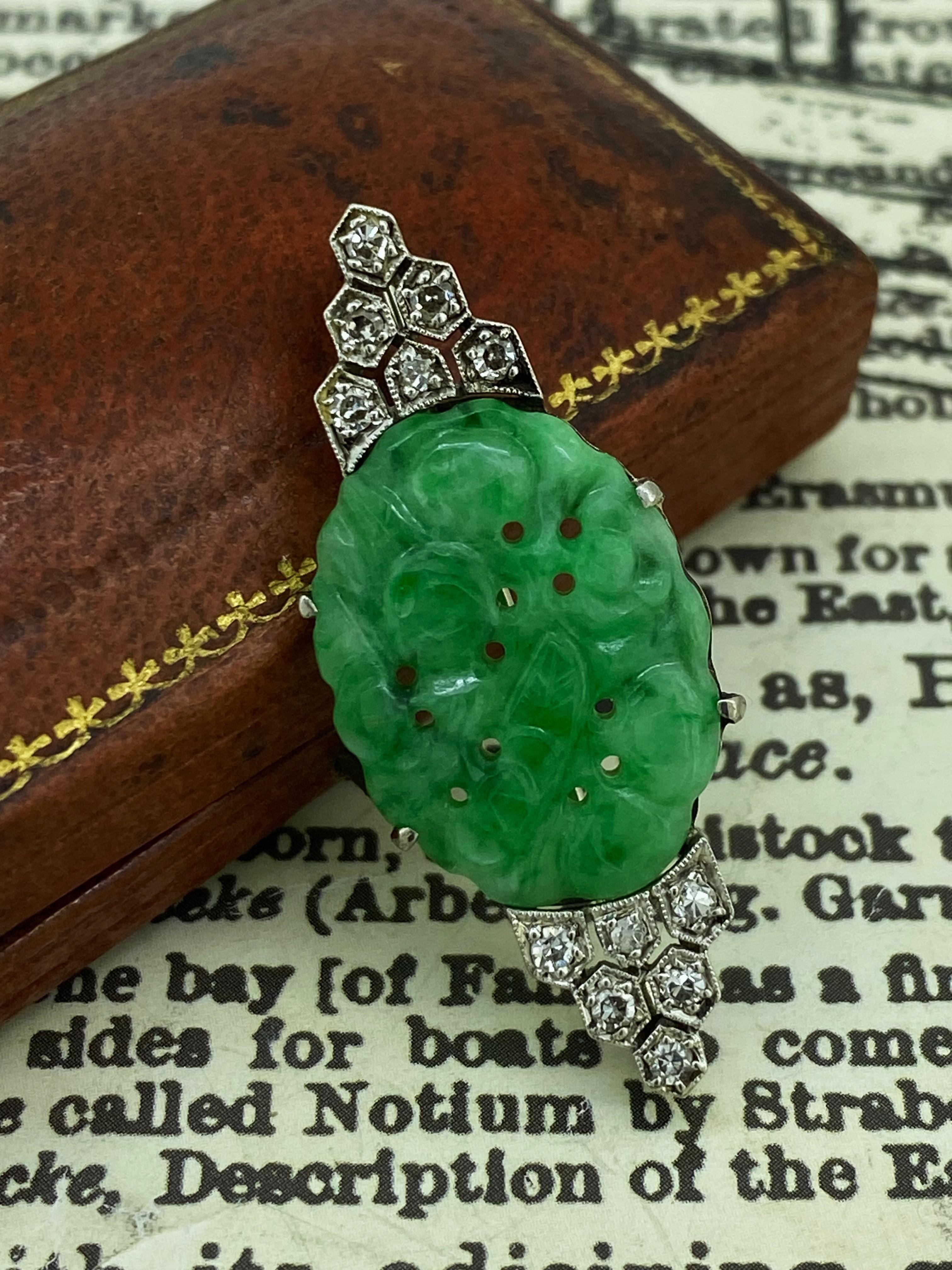 Questo magnifico gioiello fatto a mano è 
del periodo Art-Deco, ma è in condizioni immacolate. 

Realizzato in platino,
con un'eccezionale attenzione ai dettagli,
La spilla è molto dettagliata ed elaborata

La spilla è riccamente decorata
con 10