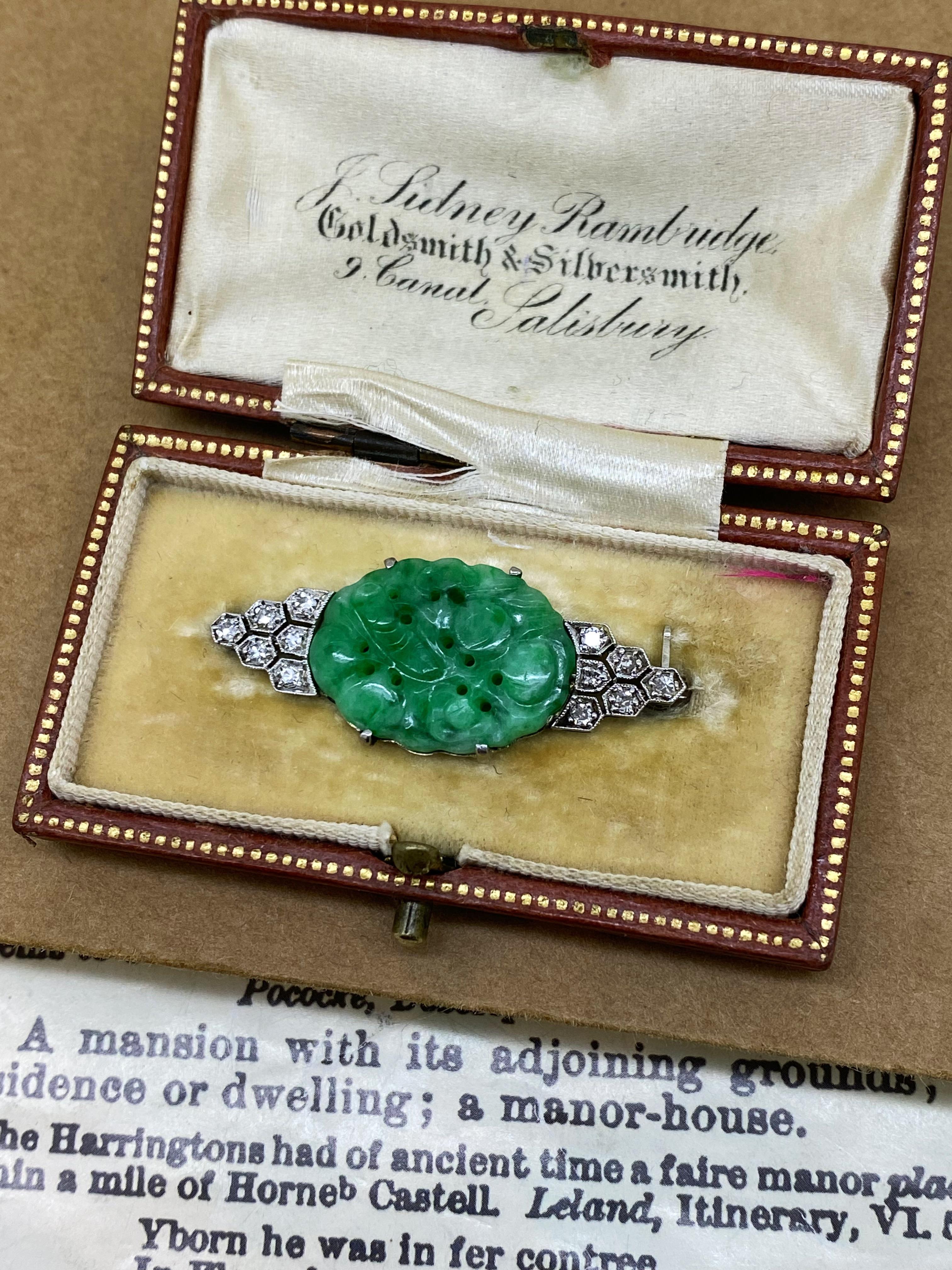 Taglio ovale Spilla in platino, diamanti antichi e giadeite naturale intagliata in stile Art Carved del 1920 circa in vendita