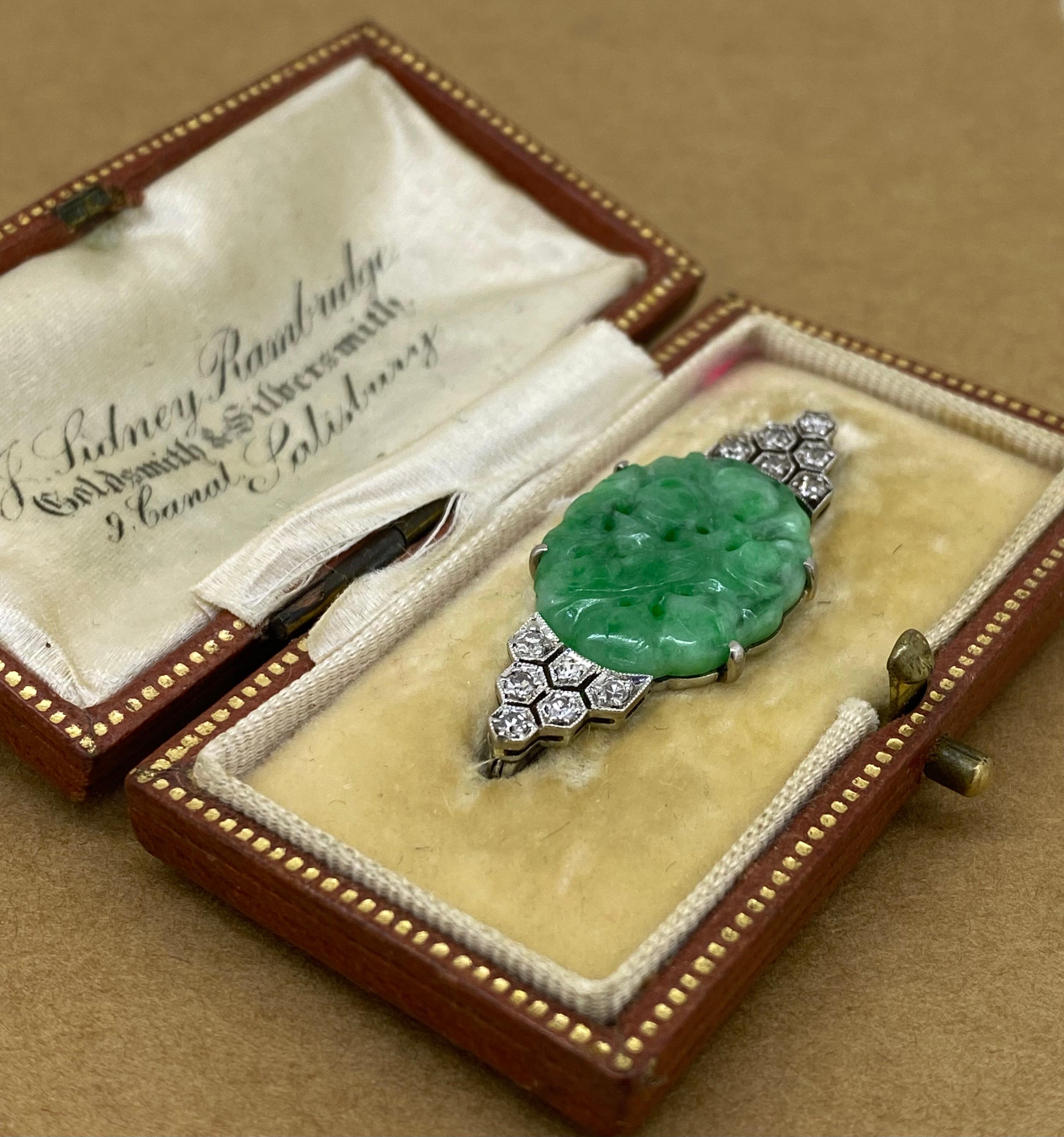 Spilla in platino, diamanti antichi e giadeite naturale intagliata in stile Art Carved del 1920 circa In condizioni ottime in vendita a MELBOURNE, AU