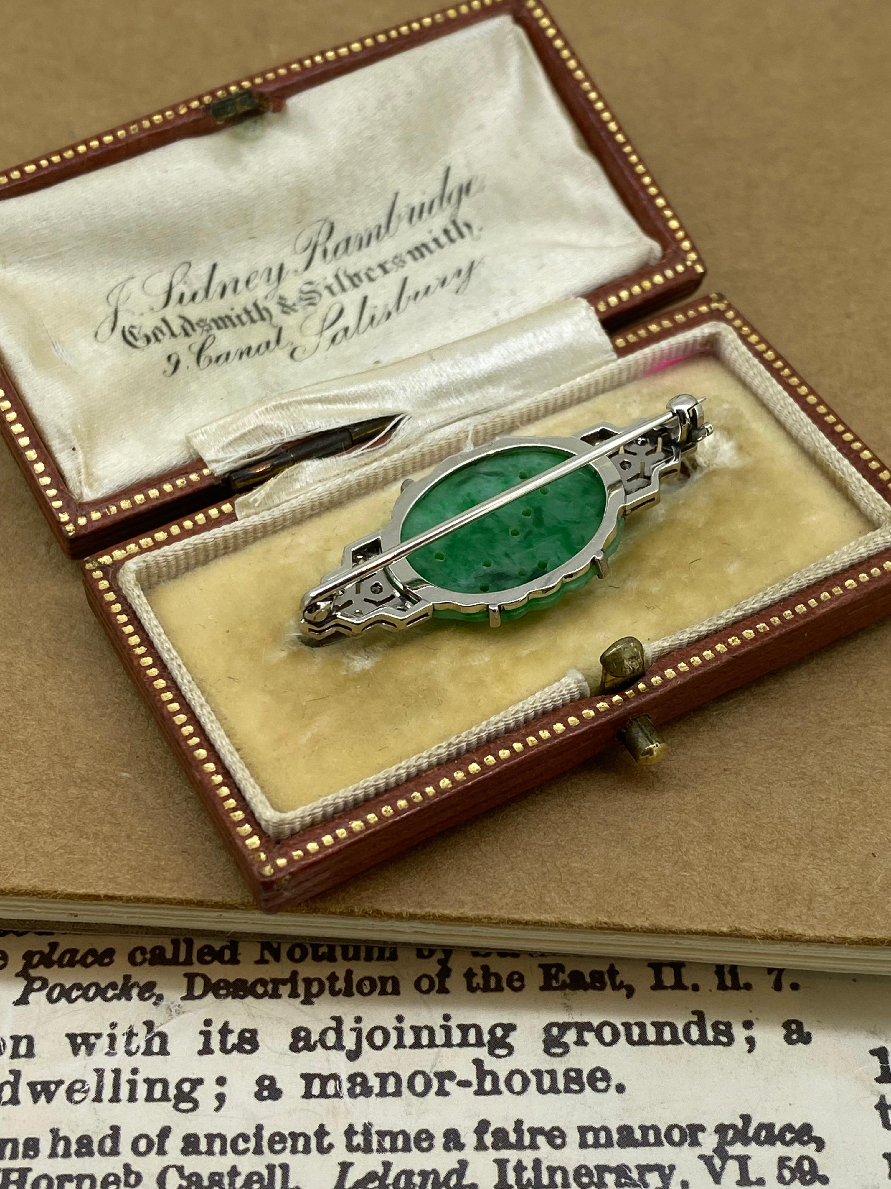 Donna Spilla in platino, diamanti antichi e giadeite naturale intagliata in stile Art Carved del 1920 circa in vendita