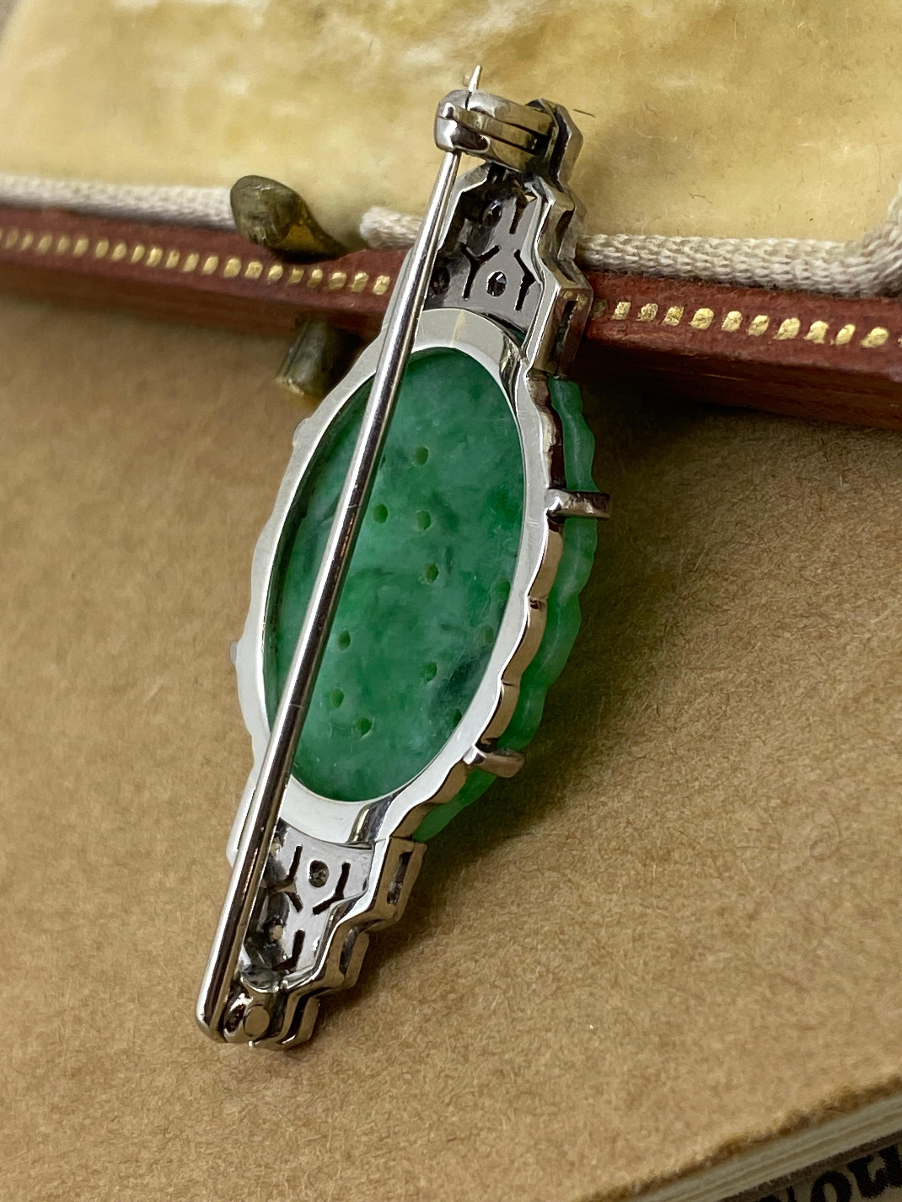 Spilla in platino, diamanti antichi e giadeite naturale intagliata in stile Art Carved del 1920 circa in vendita 1