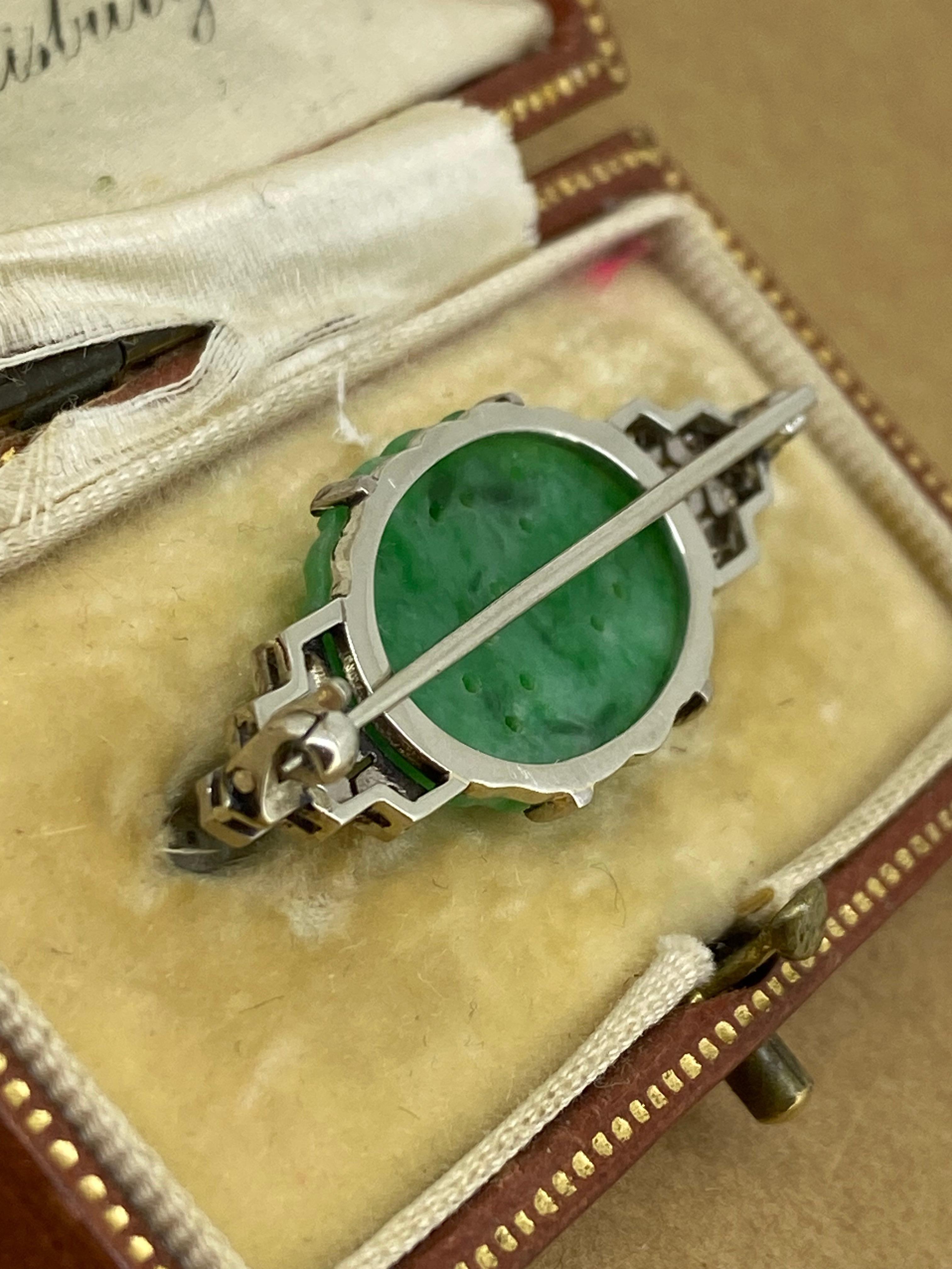 Spilla in platino, diamanti antichi e giadeite naturale intagliata in stile Art Carved del 1920 circa in vendita 2