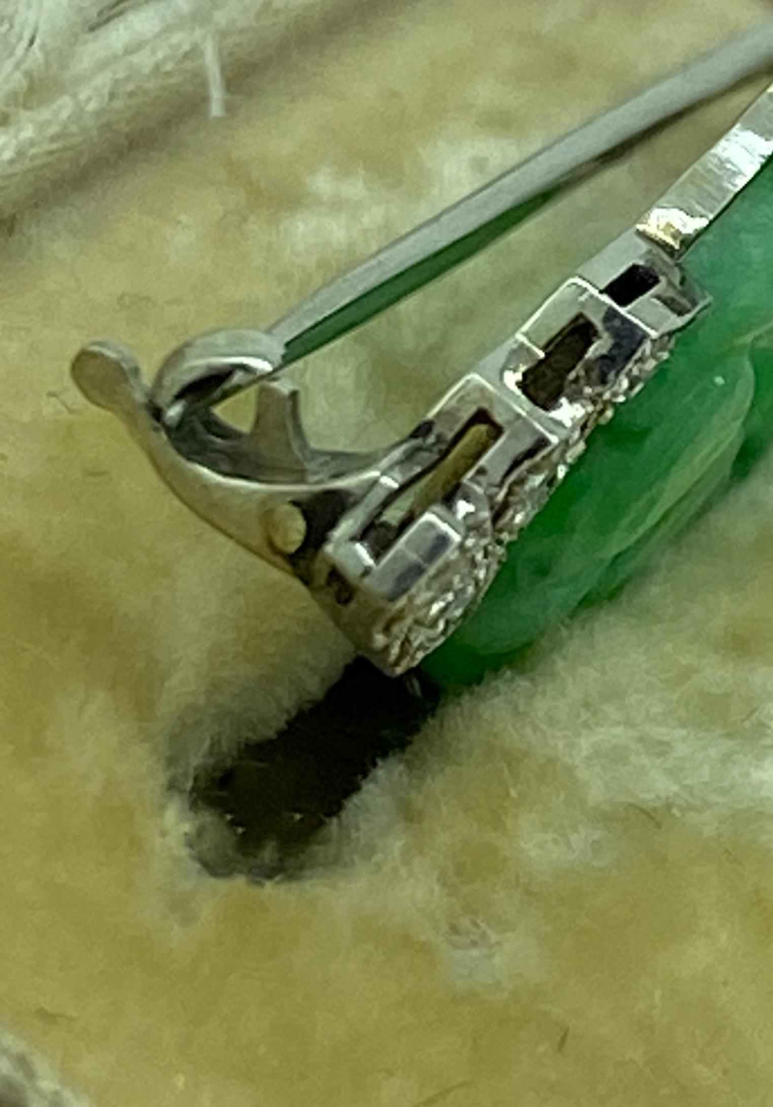 Spilla in platino, diamanti antichi e giadeite naturale intagliata in stile Art Carved del 1920 circa in vendita 3
