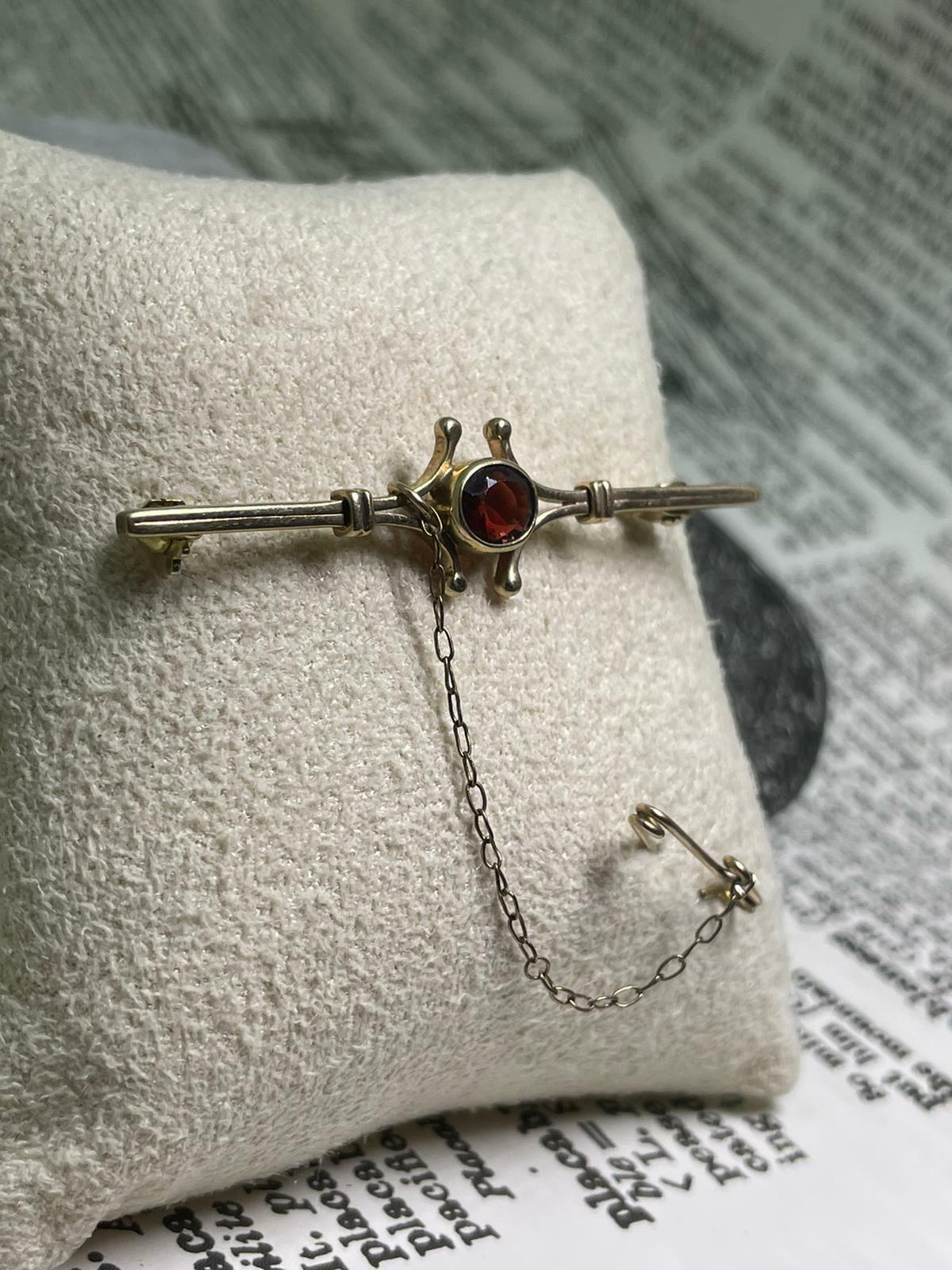 Crafted with refined elegance
this stunning Bar Brooch 
is of Australian provenance, dating from Art-Deco period. 

Of lovely bar design, 
it centers a bezel set Natural Garnet of 0.60ct approx.
(5.5mm x 6mm)
of gorgeous intense deep red / wine