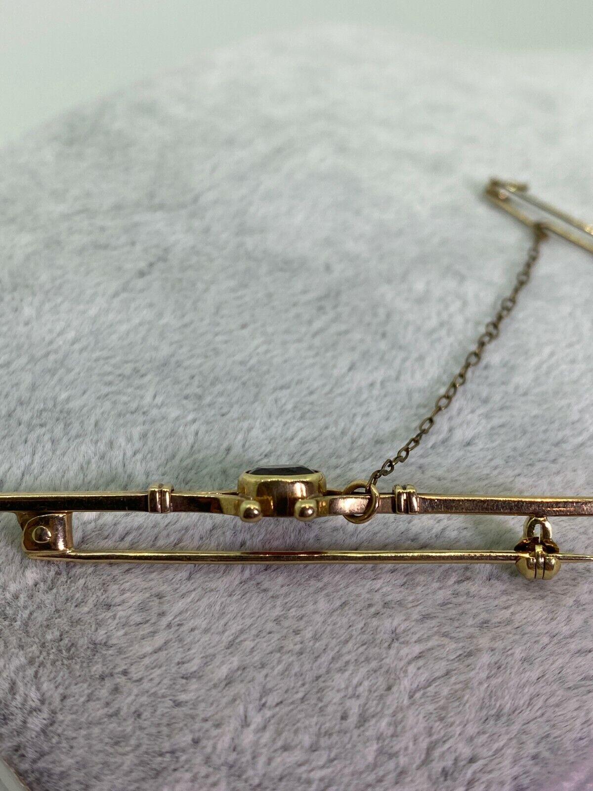 Une broche barre Art déco des années 1930 en or 9 carats et grenat (0,60 ct) avec chaîne de sécurité Pour femmes en vente