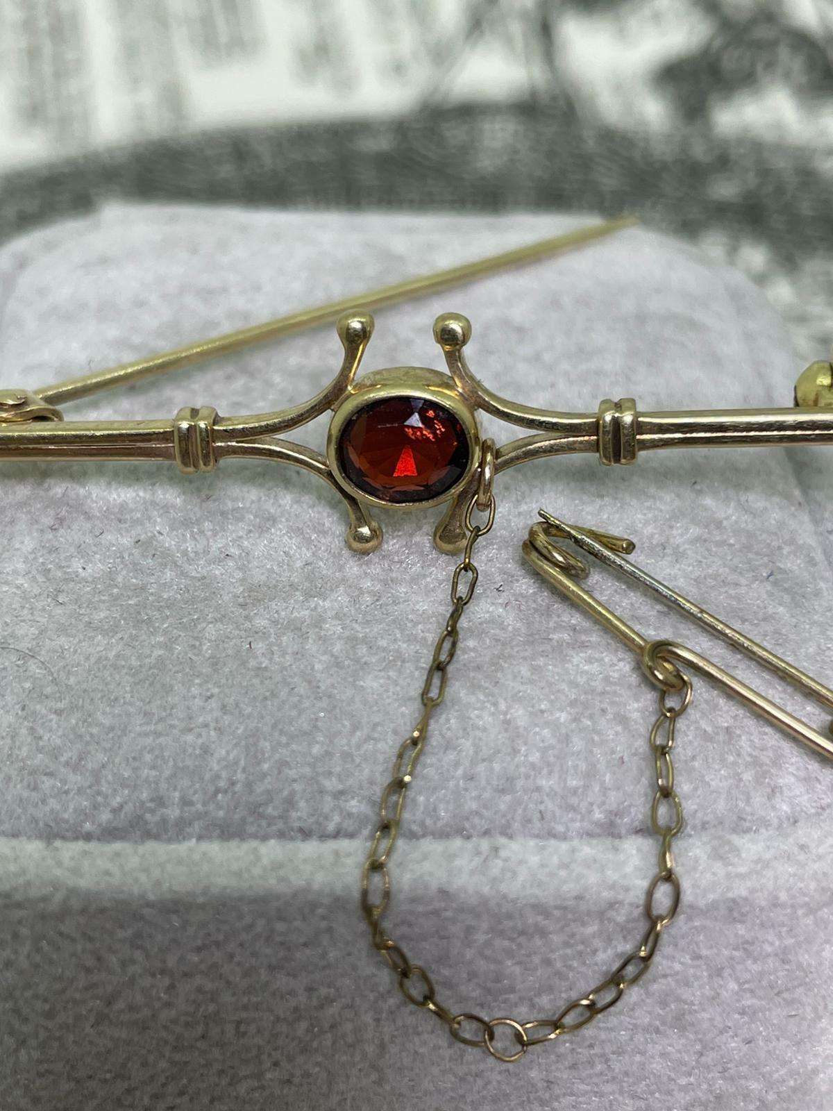 Women's An Art-Deco c1930's Garnet (0.60ct) & 9K Gold Bar Brooch, with security chain. For Sale