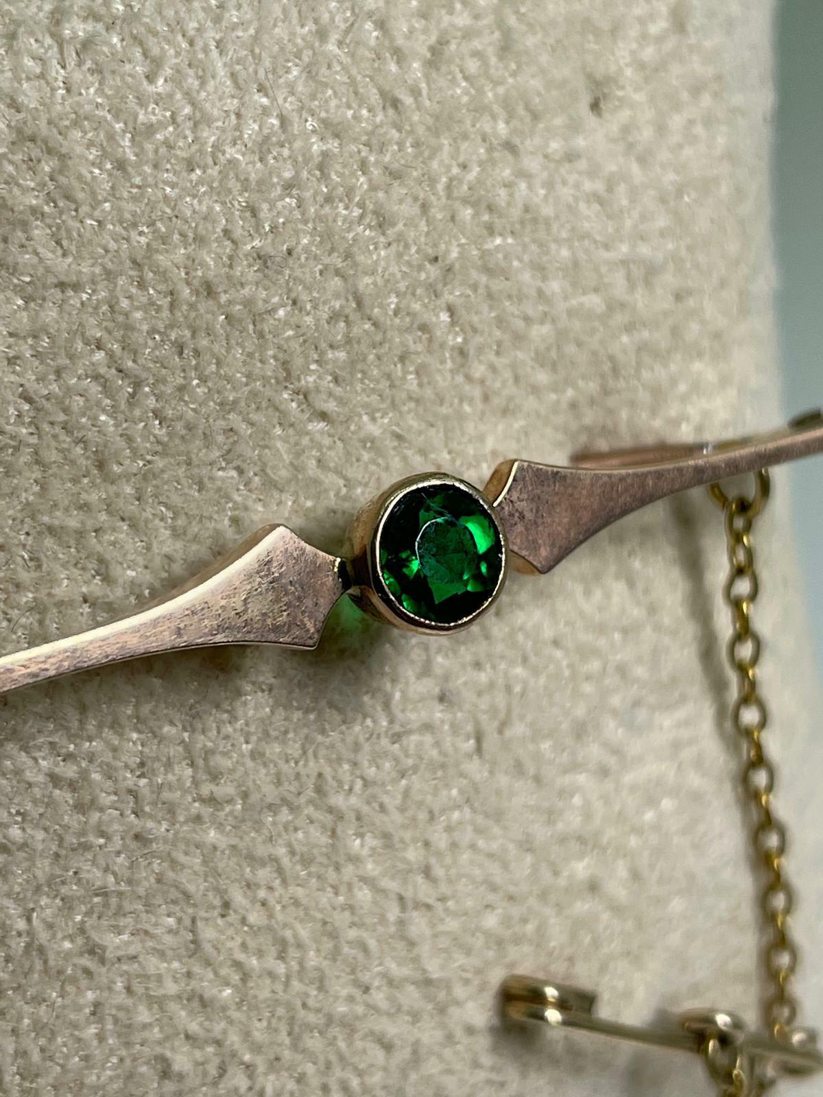 An Art-Deco c1930's Gilson Synthetic Emerald 9K Yellow Gold Bar Brooch In Excellent Condition For Sale In MELBOURNE, AU