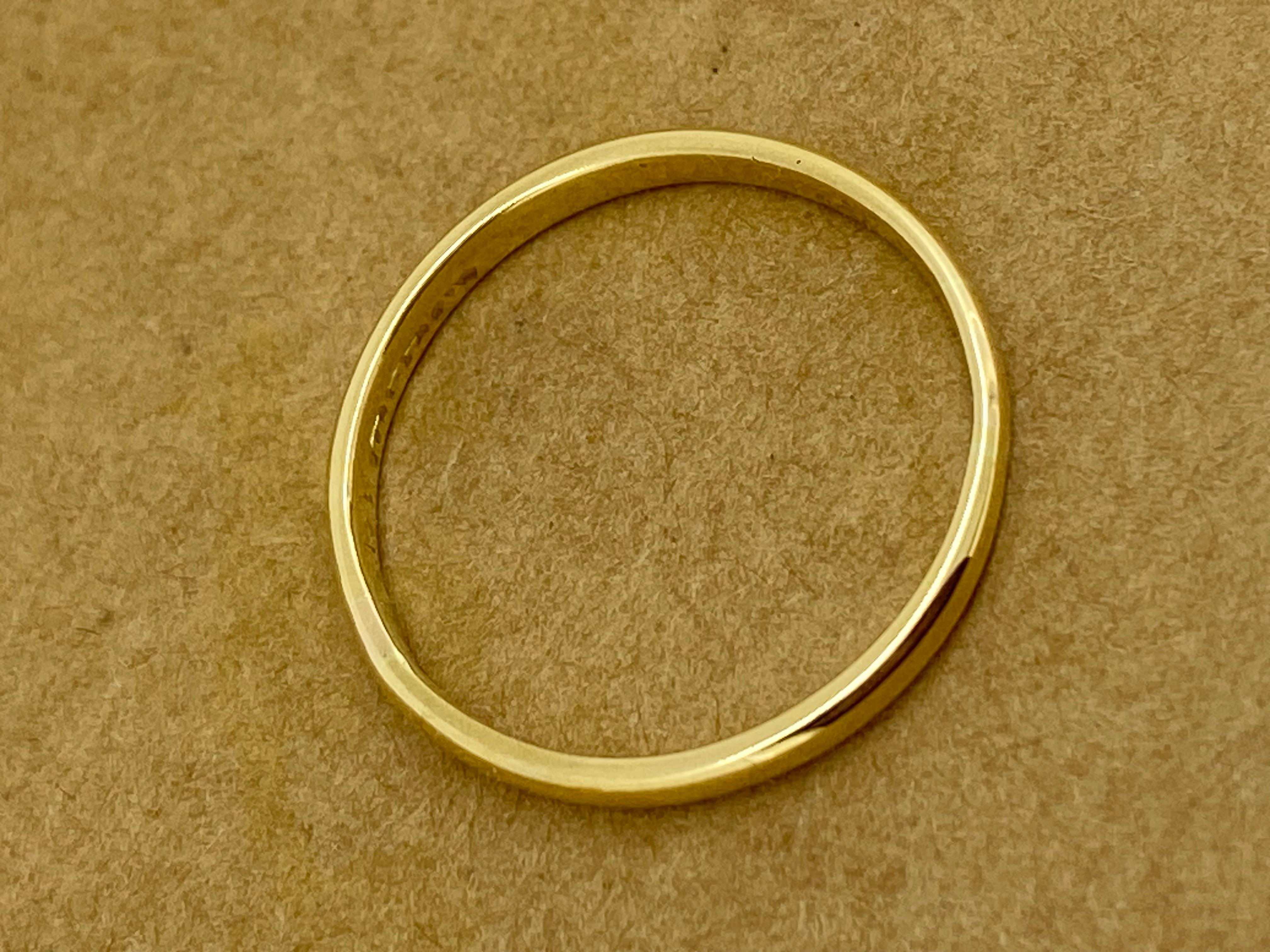 Fabriqué par William Drummond & Co. qui était un 
bijoutier de renom et détaillant de premier plan à Melbourne, en Australie, 
à la fin du 19e et au début du 20e siècle.

Cet anneau de mariage Art-Déco arrondi a une largeur de 2 mm.
Il est doté