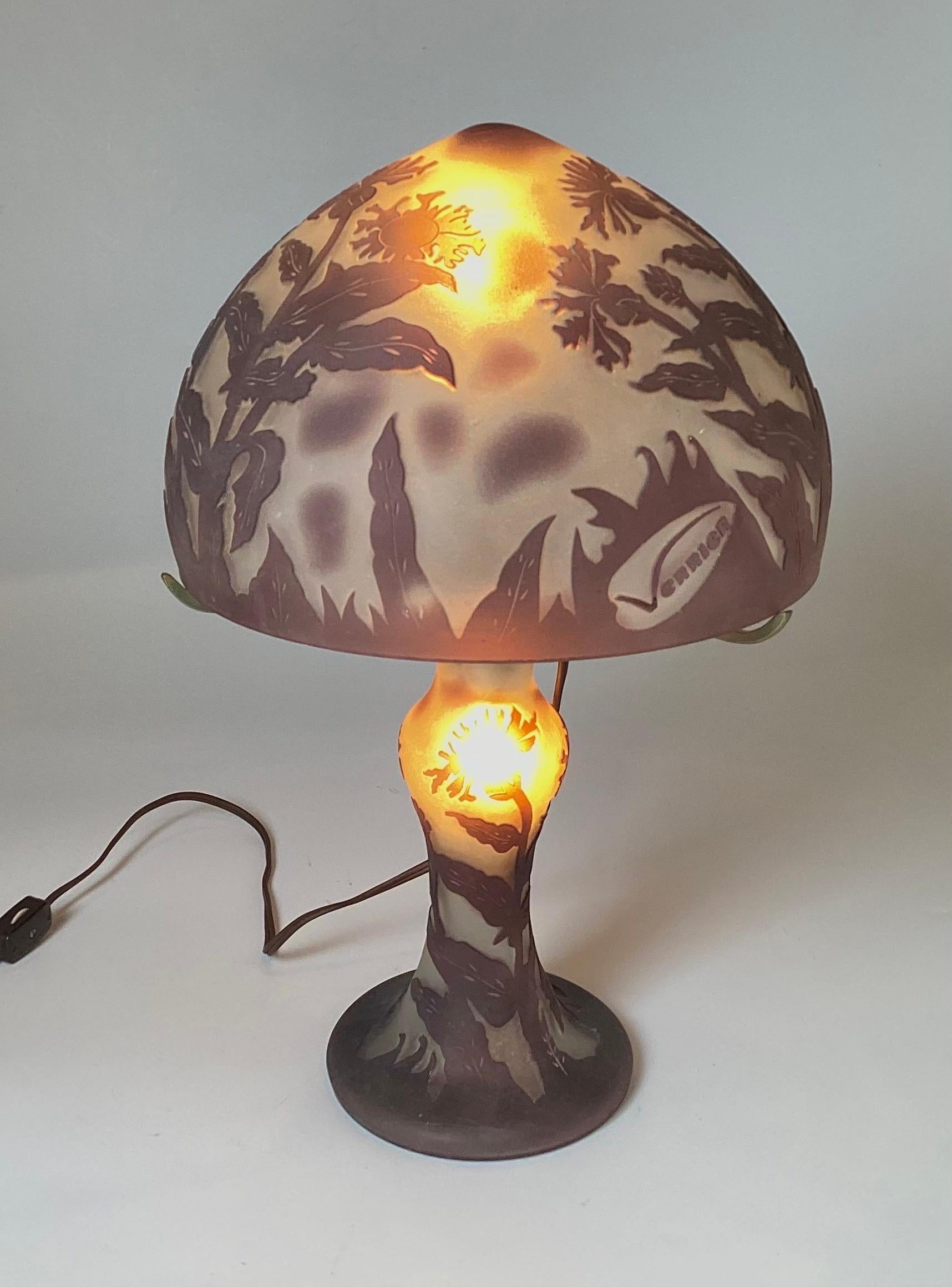Une superbe lampe en verre d'art Art déco, signée Verrier.  L'abat-jour en verre en forme de champignon, avec la base en verre assortie en verre camée givré avec une décoration en forme de coquelicot. 16 pouces de haut, 12 pouces de diamètre.