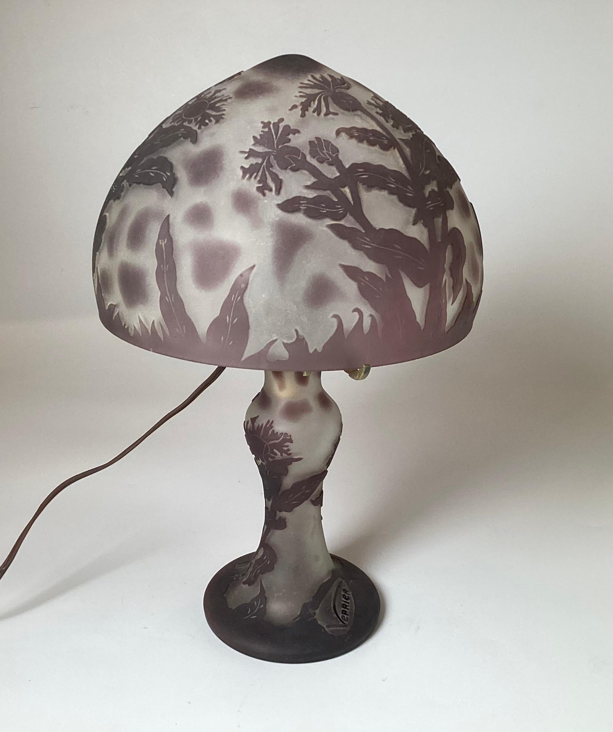 Français Lampe Art Déco en verre camée  par Verrier en vente