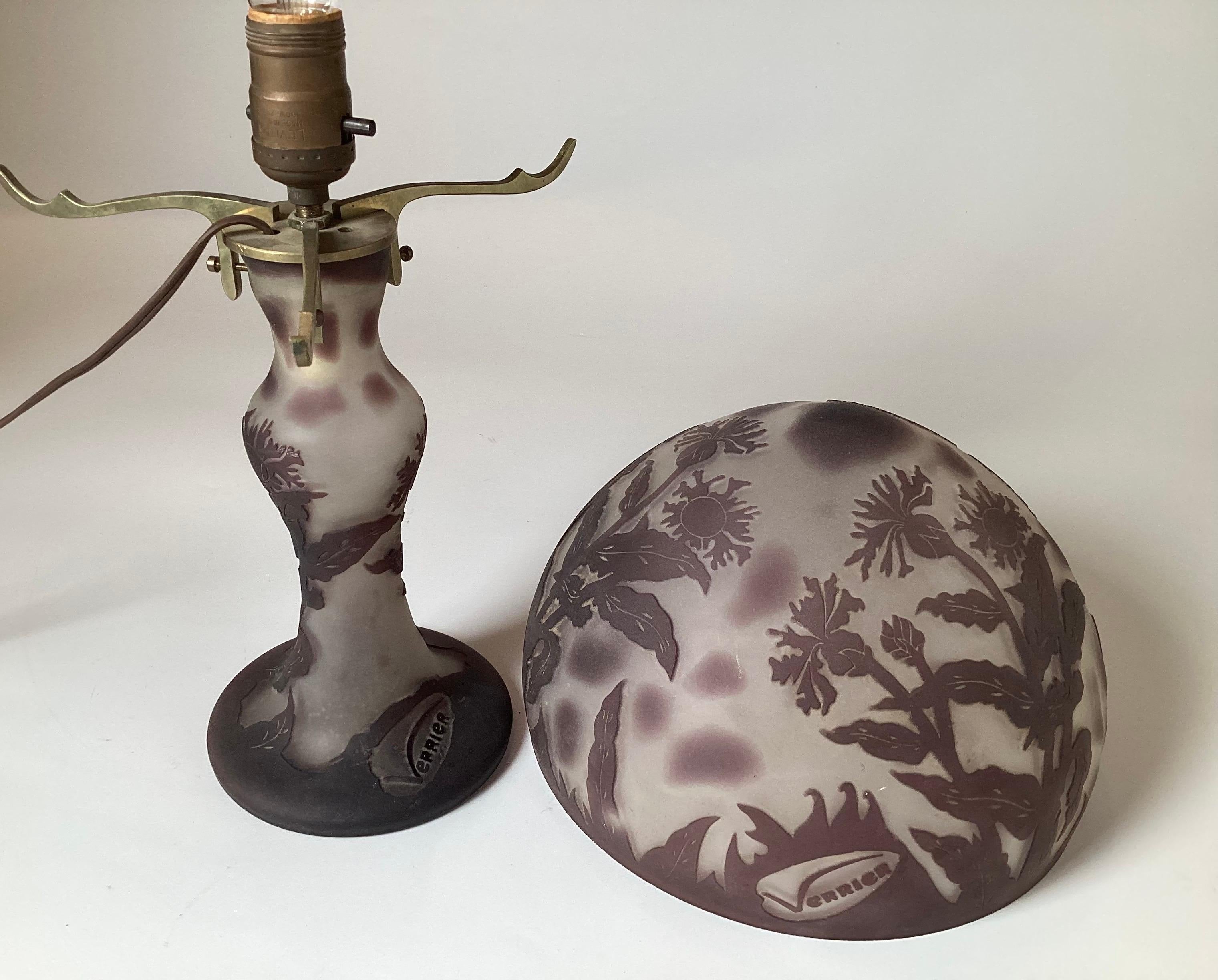 20ième siècle Lampe Art Déco en verre camée  par Verrier en vente