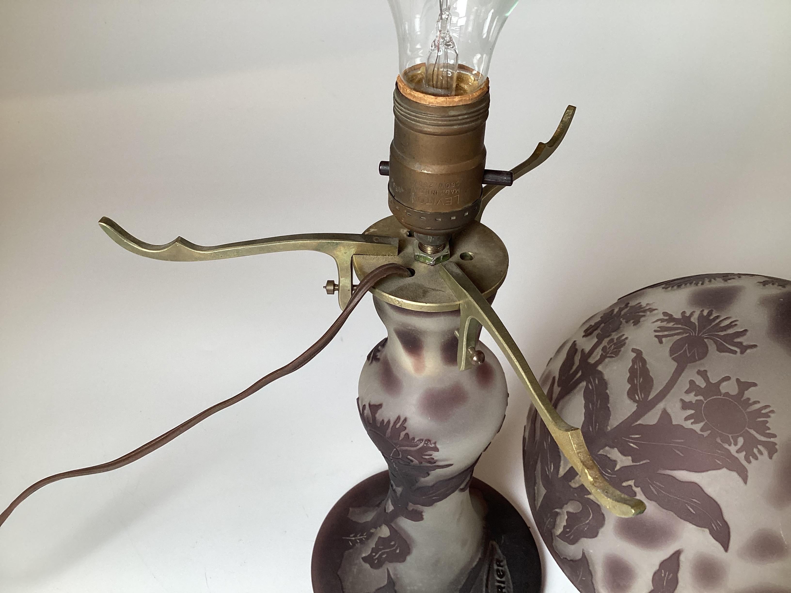 Verre d'art Lampe Art Déco en verre camée  par Verrier en vente