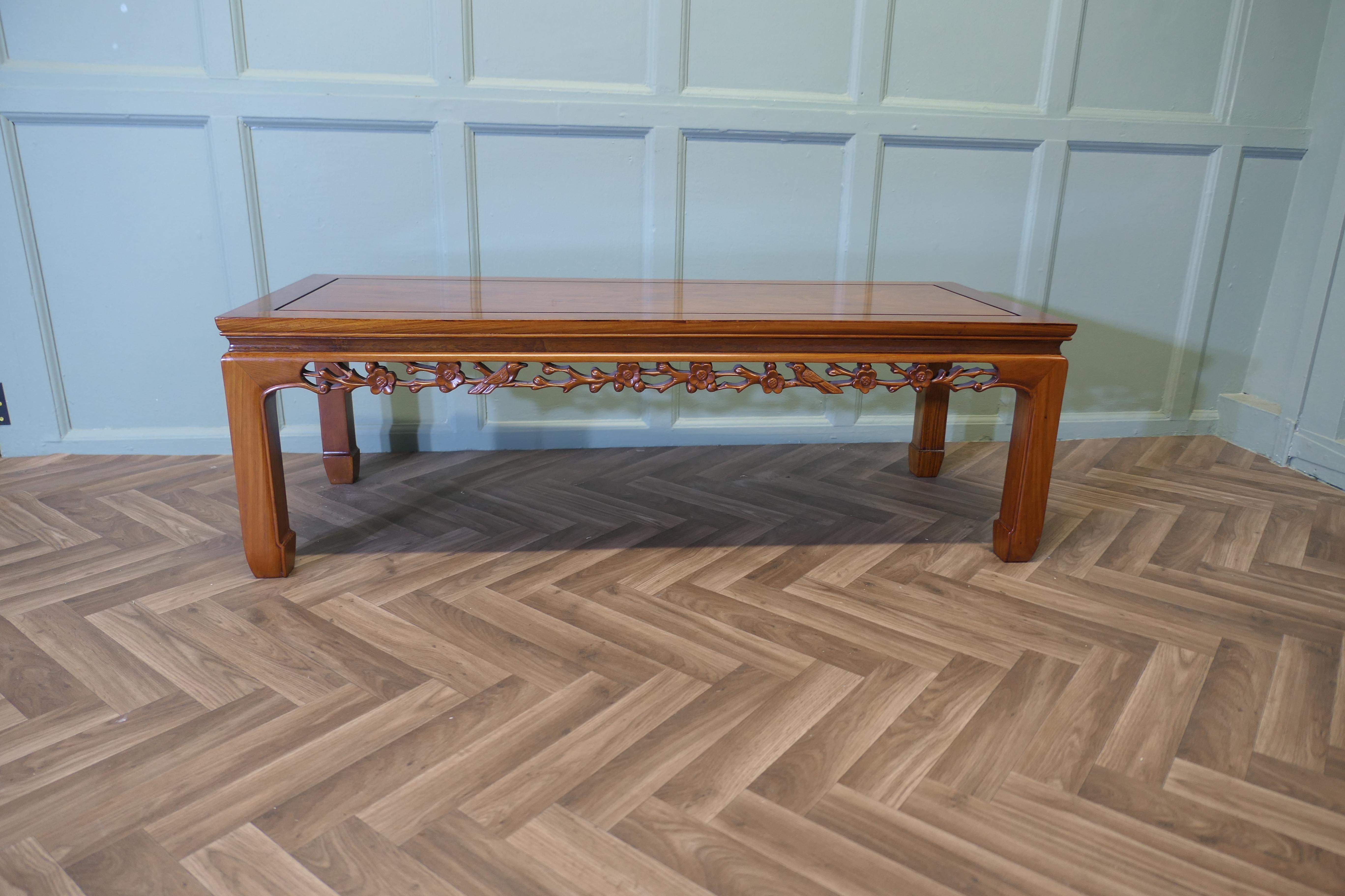 Table basse sculptée Art Deco sur un thème oriental

Il s'agit d'une pièce élégante avec une frise sculptée, la sculpture est dans le style oriental avec des oiseaux et des fleurs.
La table est en teck et en très bon état. Elle mesure 50