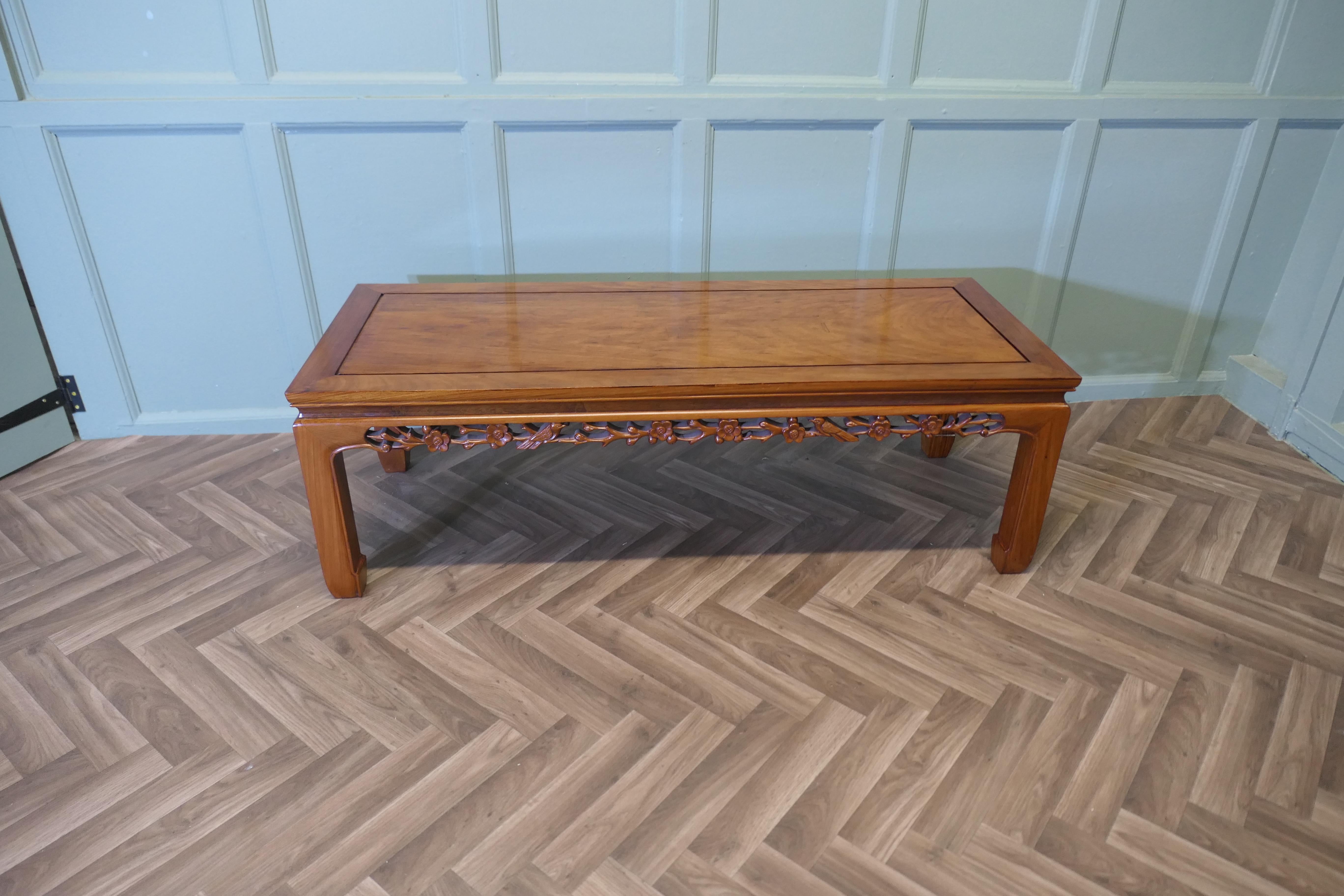 Chinoiseries Table basse sculptée Art Deco sur un thème oriental en vente