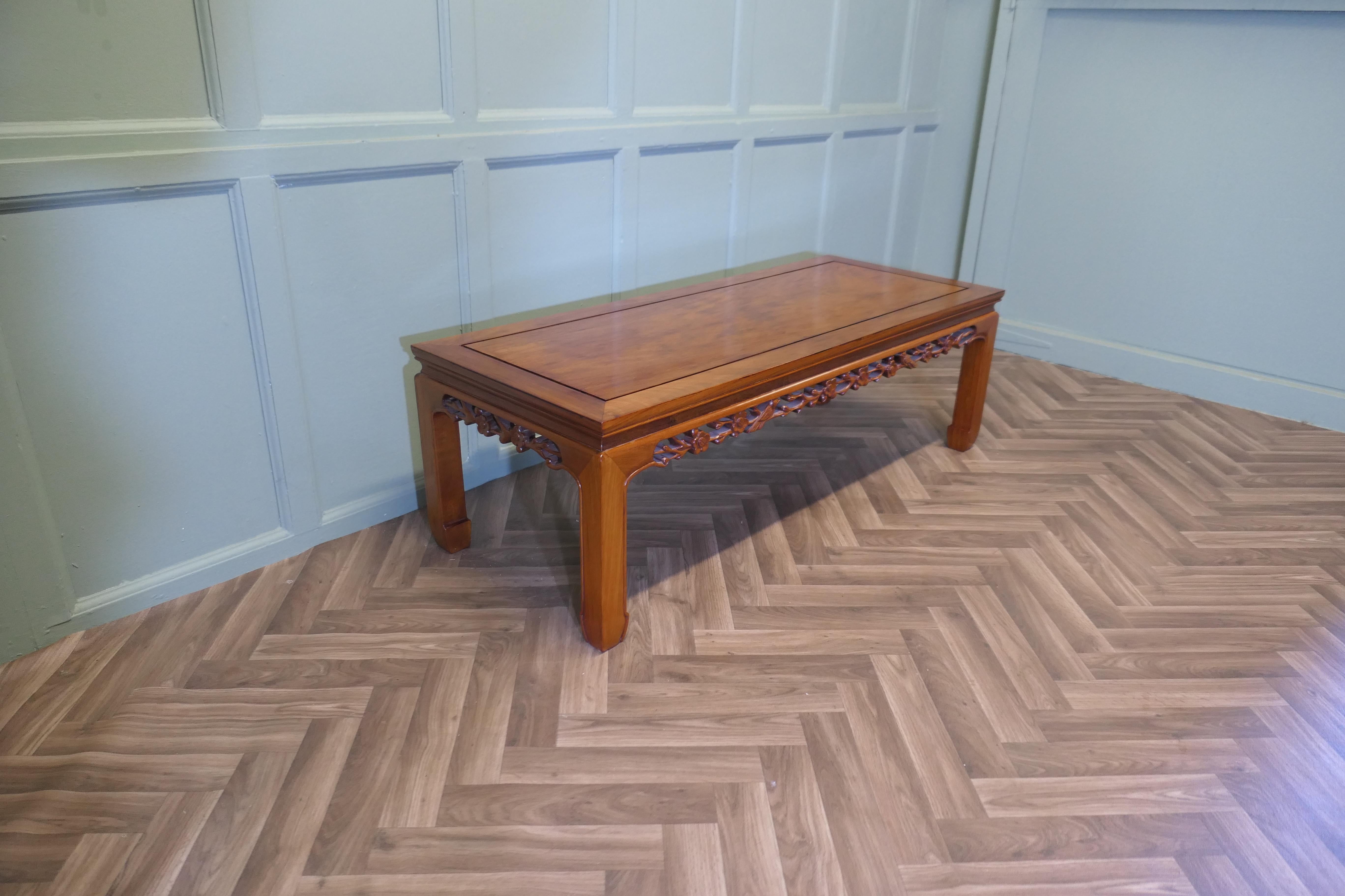 Table basse sculptée Art Deco sur un thème oriental Bon état - En vente à Godshill, Isle of Wight