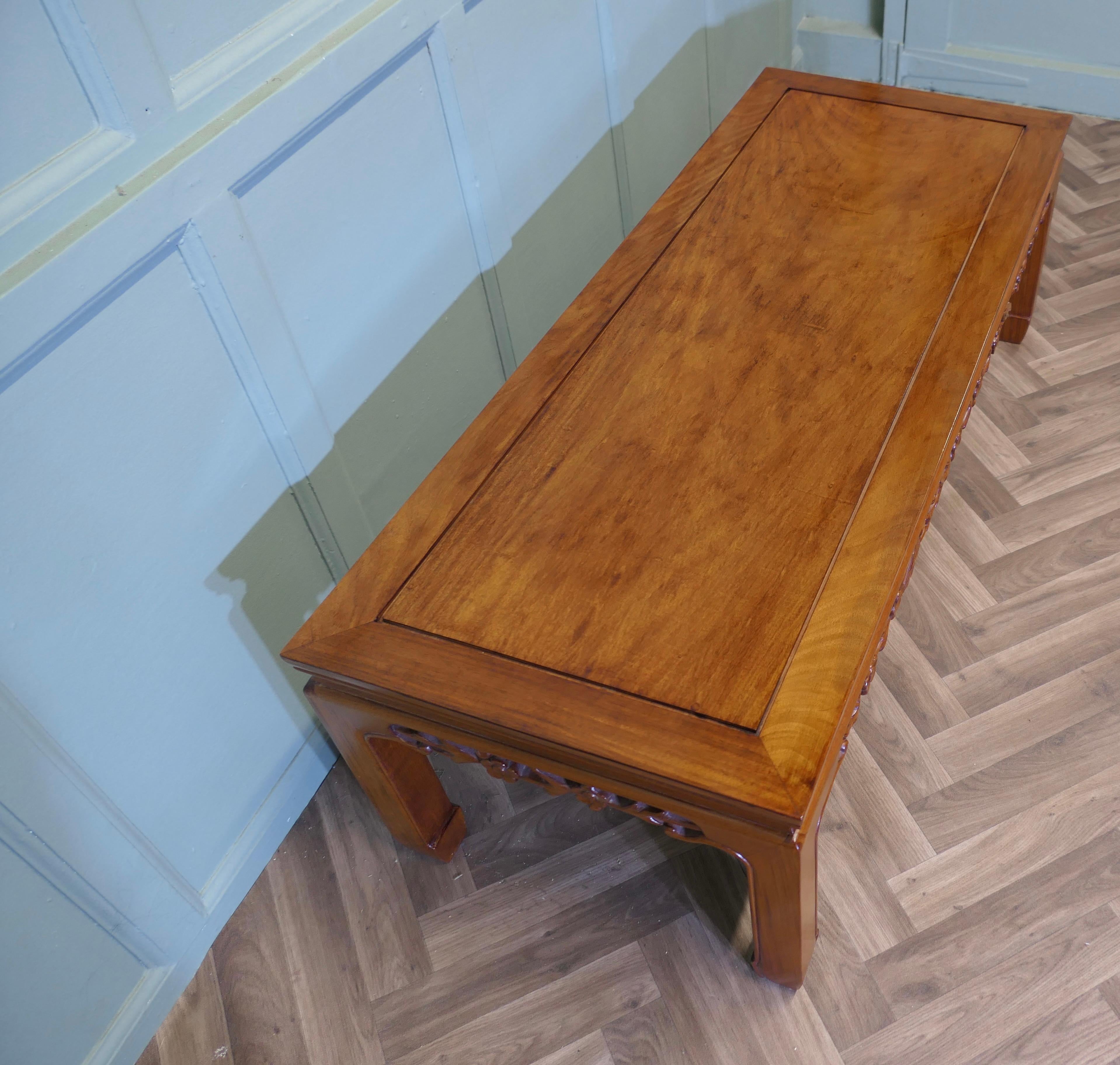 Milieu du XXe siècle Table basse sculptée Art Deco sur un thème oriental en vente