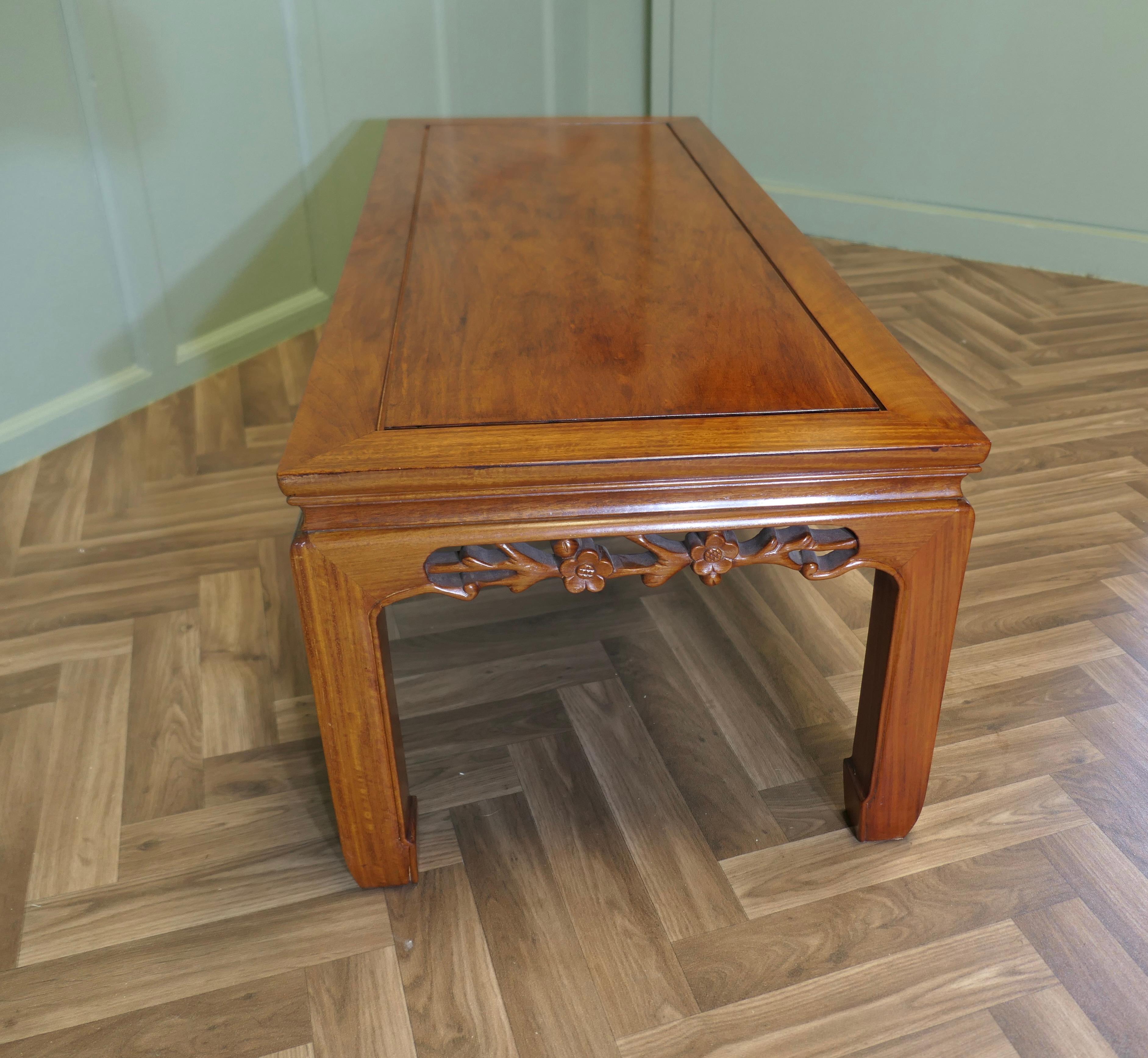 Teck Table basse sculptée Art Deco sur un thème oriental en vente
