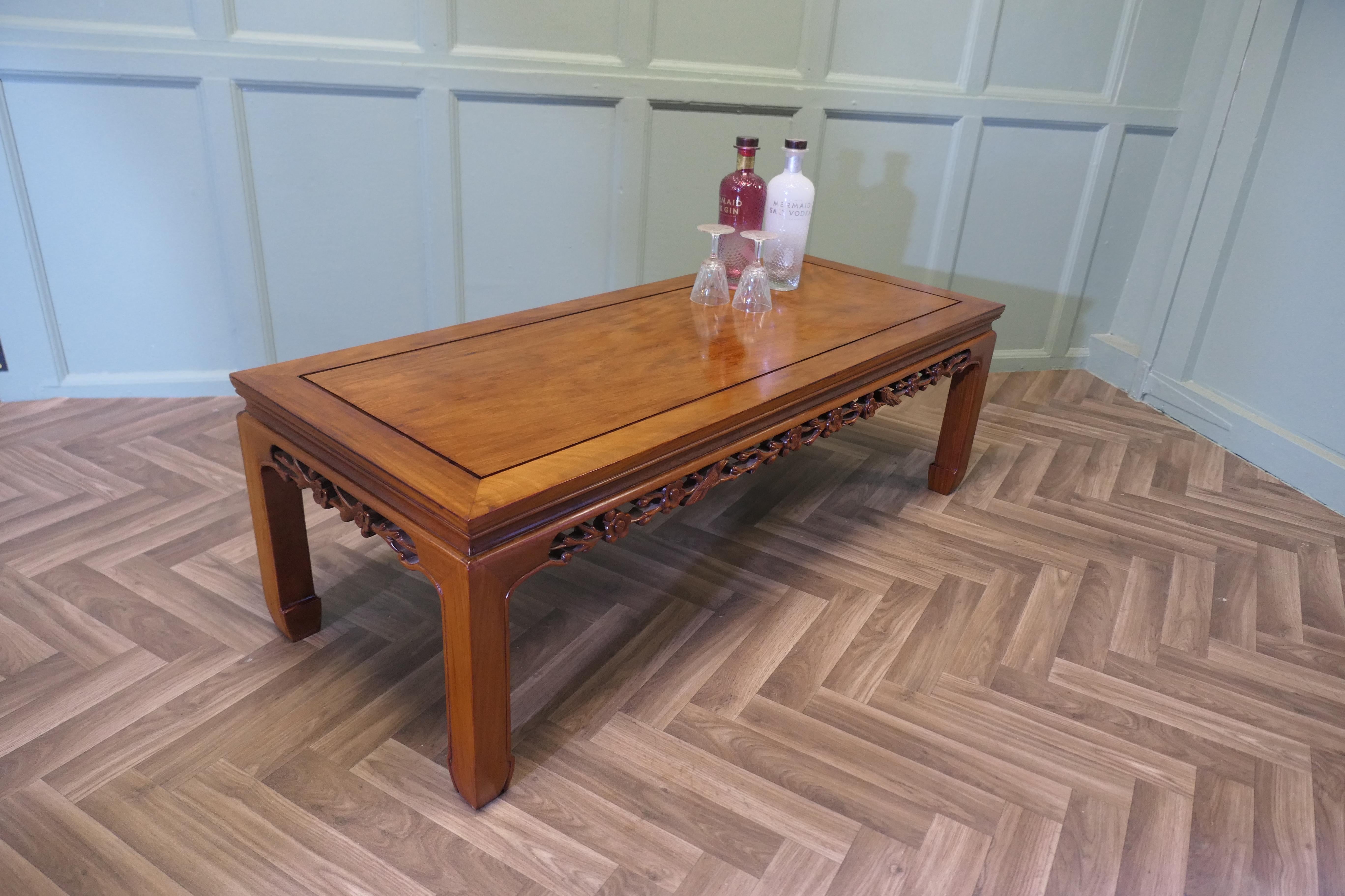 Table basse sculptée Art Deco sur un thème oriental en vente 2