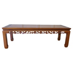 Ein geschnitzter Art-Déco-Couchtisch auf einem orientalischen Thema