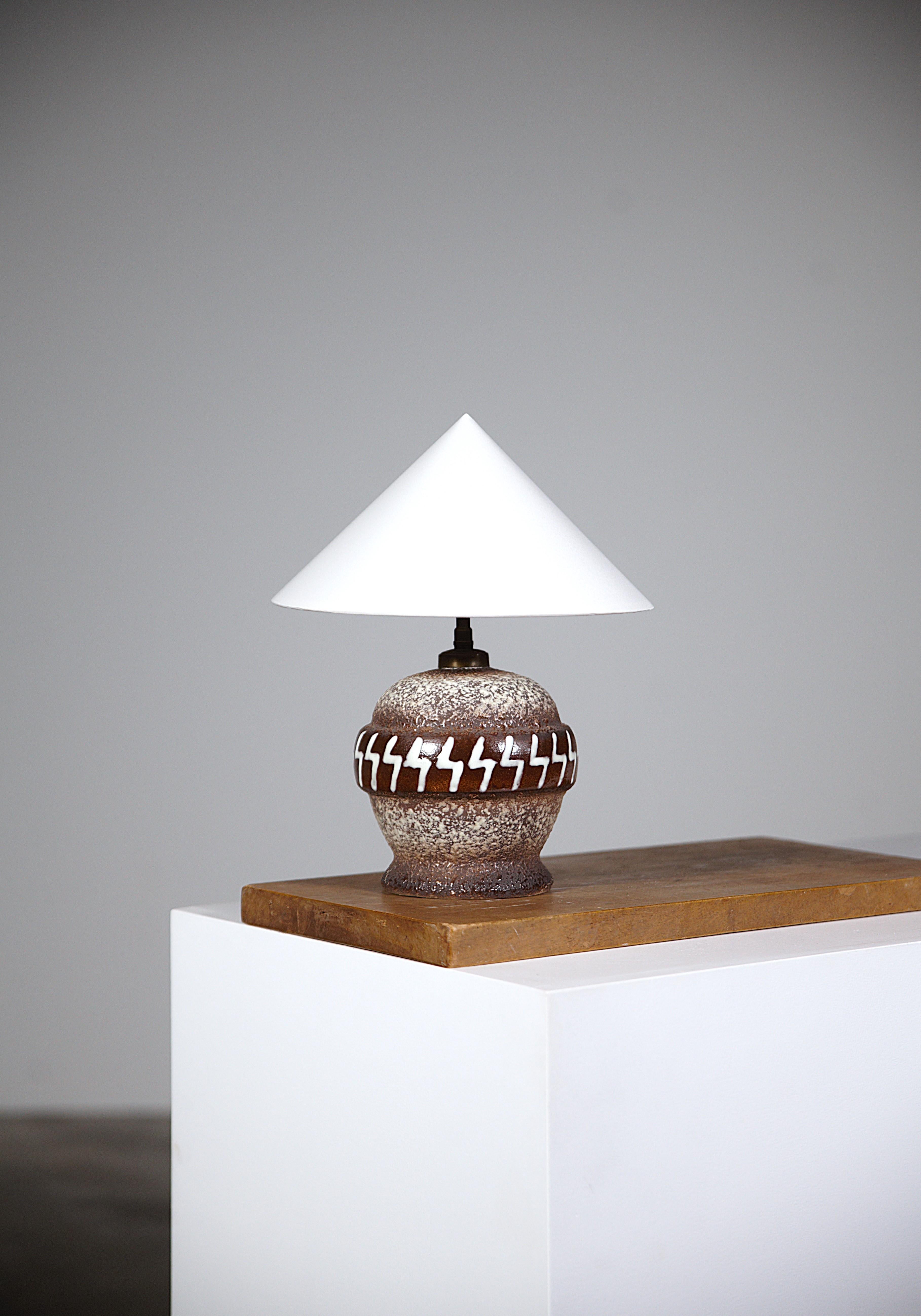 Lámpara de cerámica Art Déco Francia años 30.

La pantalla es nueva.

Buen estado.

Tamaño de la base de cerámica : Altura : 15,5cm Hasta el enchufe : 24cm Anchura : 15cm