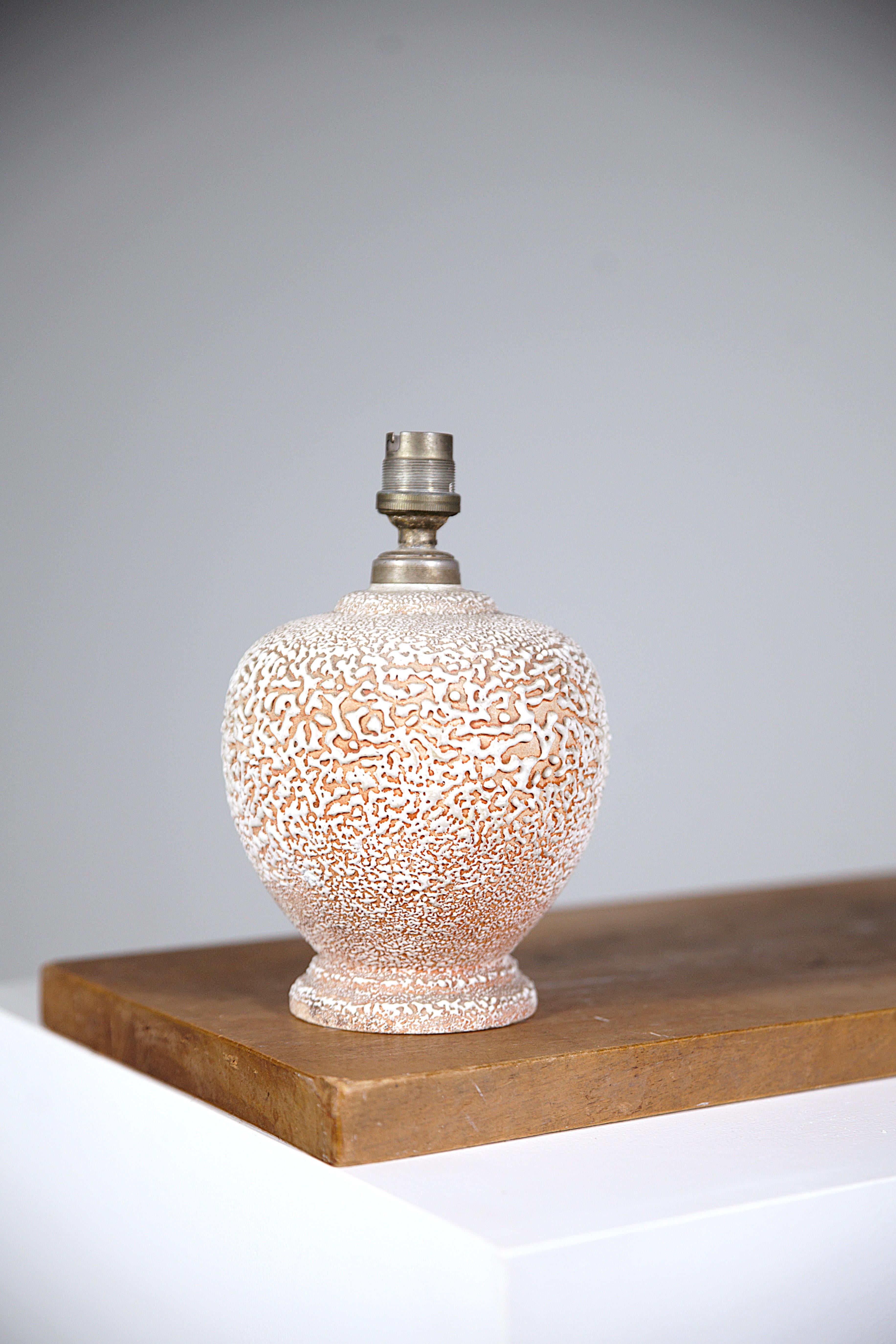 Lámpara de cerámica Art Déco Francia años 30.

Con un efecto esmaltado especial.

La pantalla es nueva.

Tamaño de la base de cerámica : Altura : 15,5cm Hasta el enchufe : 20cm Anchura : 13cm