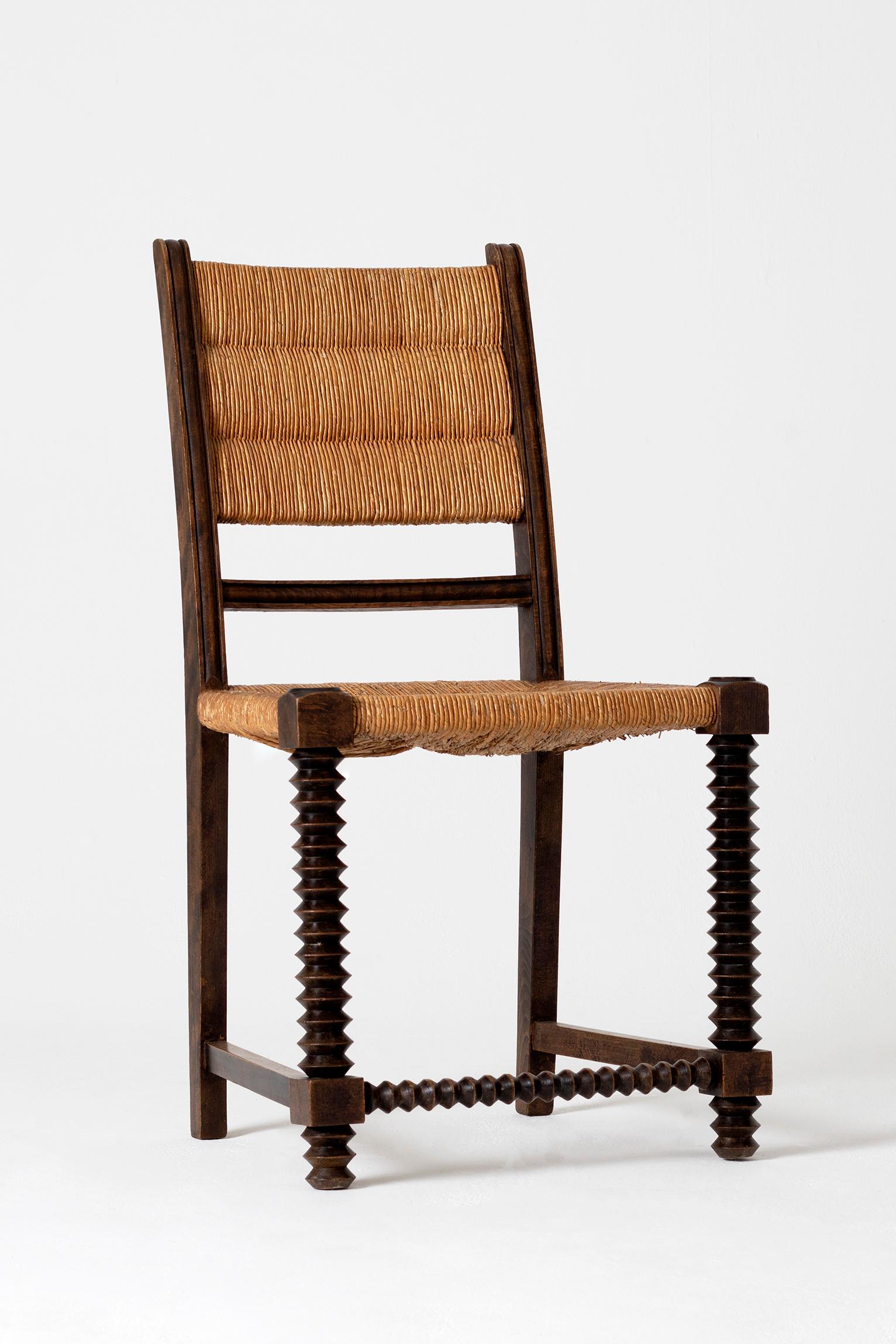 Une chaise Art Déco en chêne teinté et paille:: par Victor Courtray (1896-1987). 
France:: vers 1940.