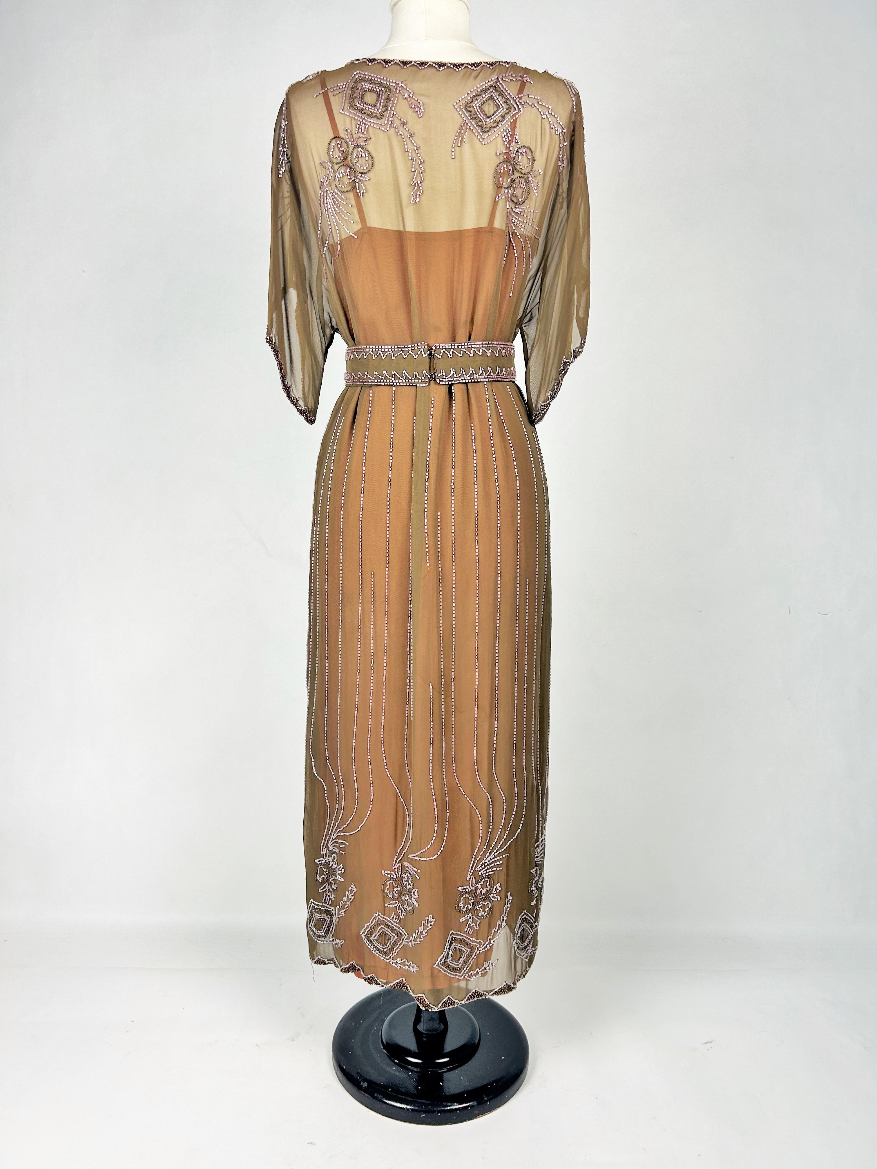 Robe Art Déco en mousseline brodée de perles de verre - France Circa 1920 en vente 5