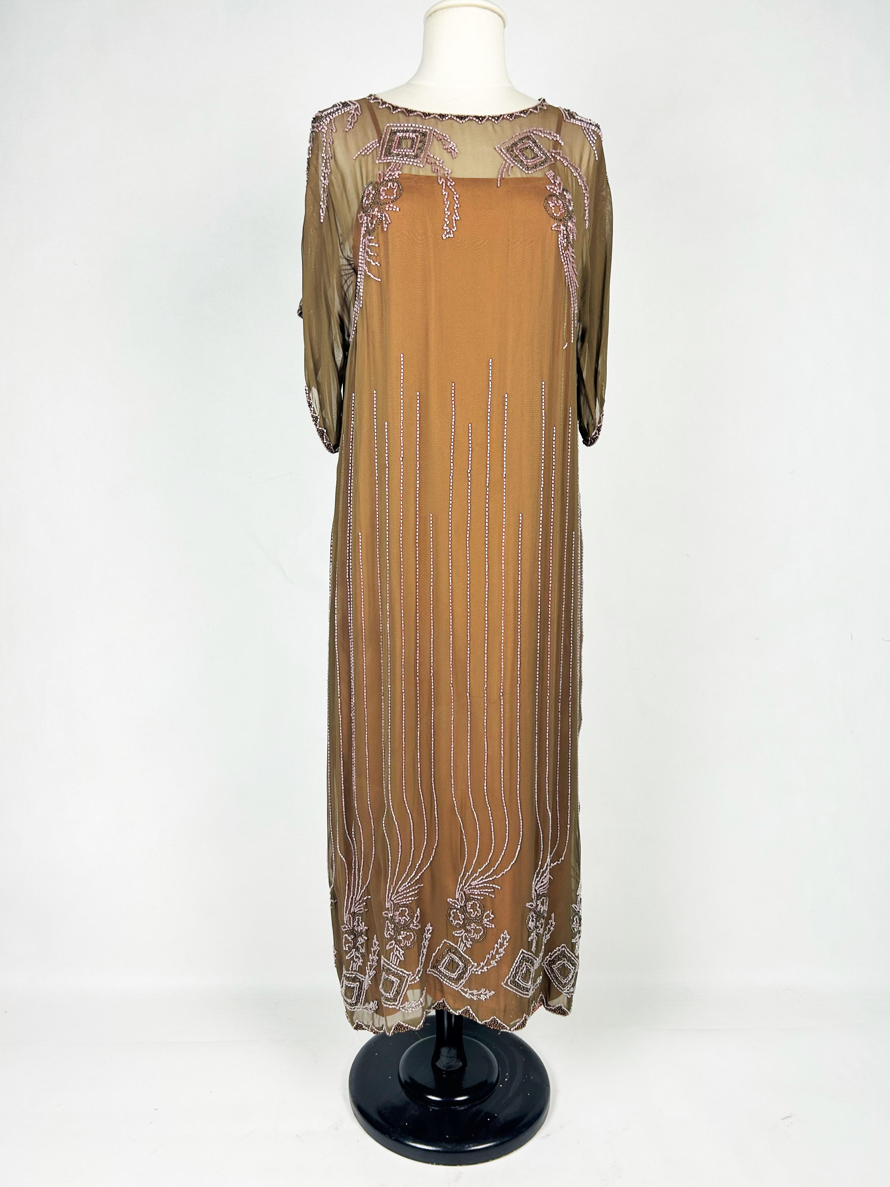 Robe Art Déco en mousseline brodée de perles de verre - France Circa 1920 en vente 6