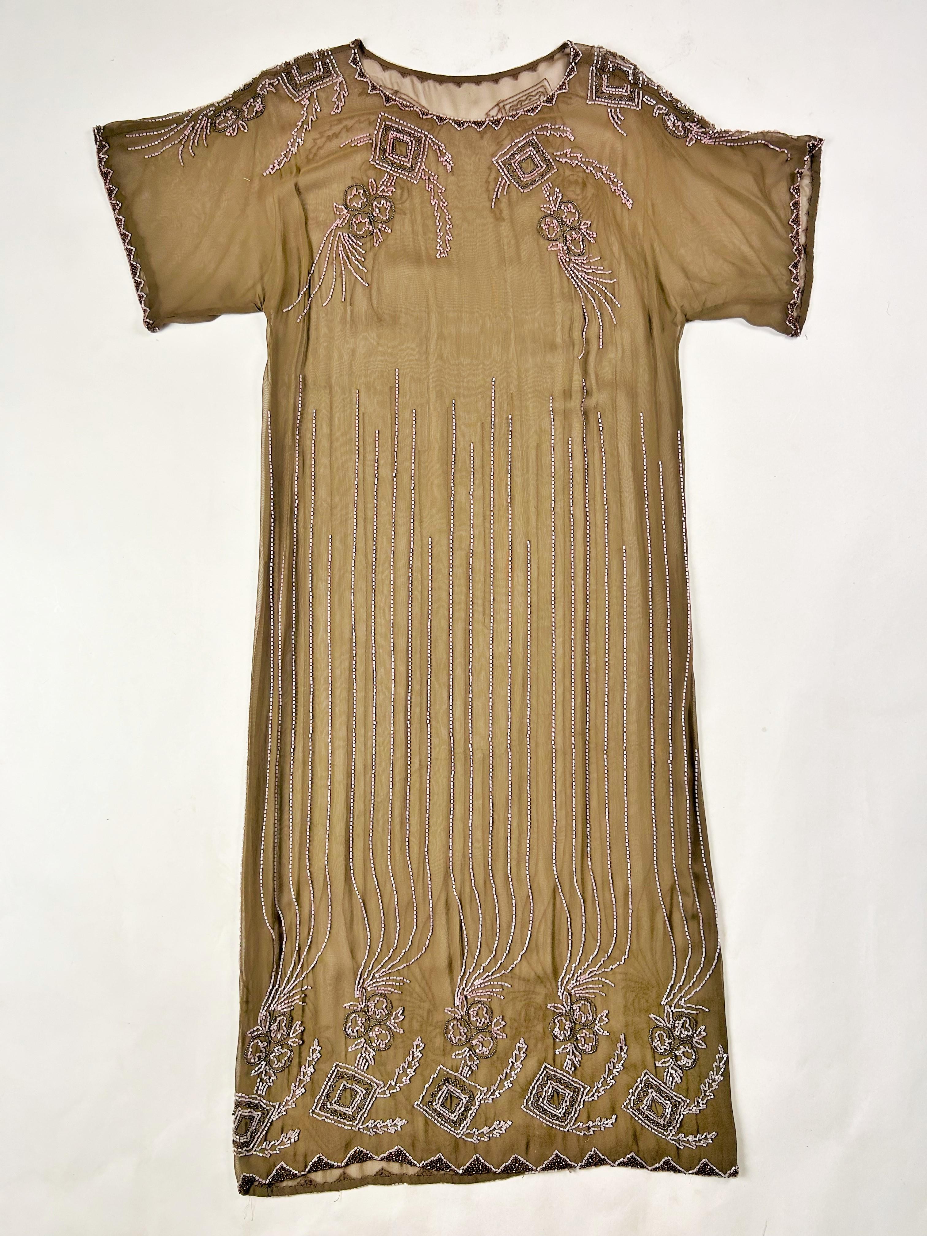 Robe Art Déco en mousseline brodée de perles de verre - France Circa 1920 en vente 8