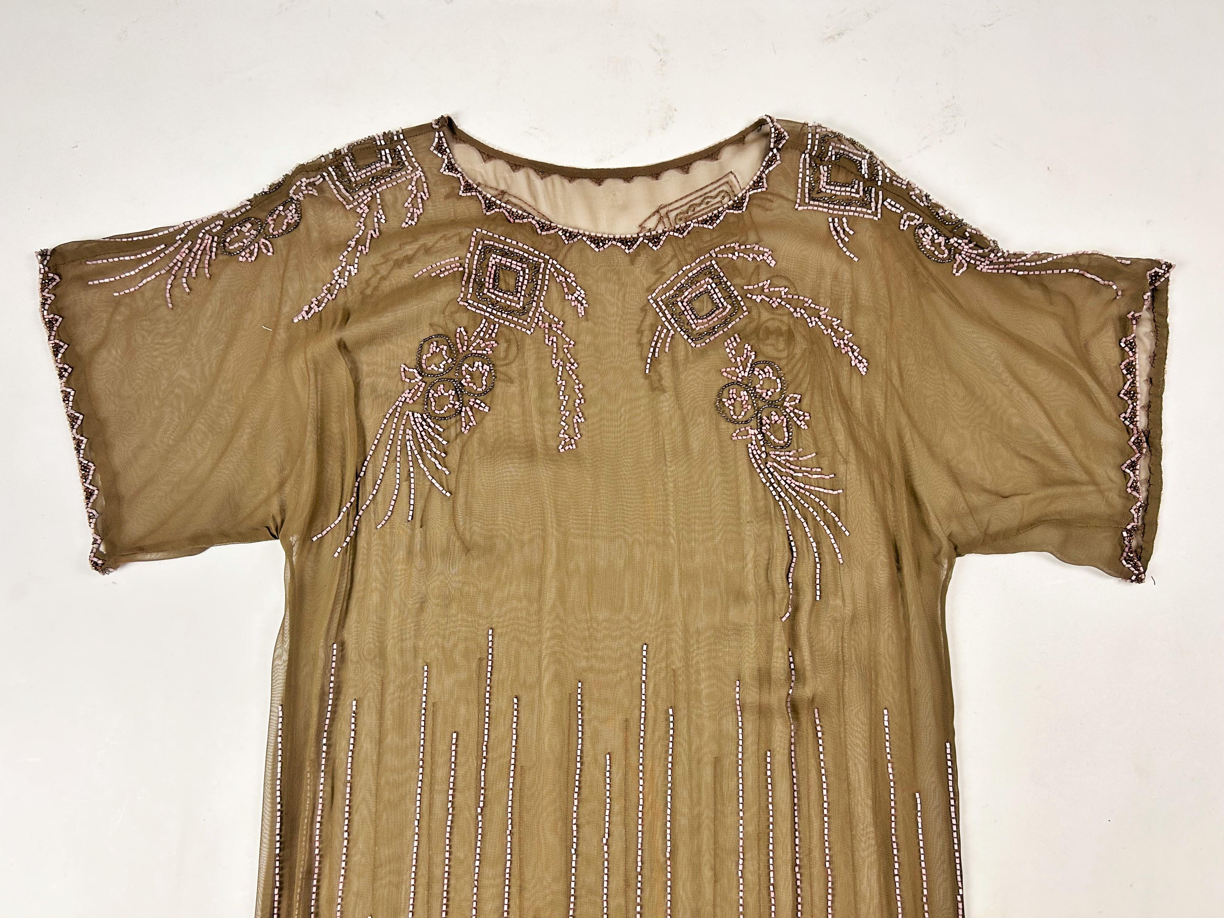 Robe Art Déco en mousseline brodée de perles de verre - France Circa 1920 en vente 9