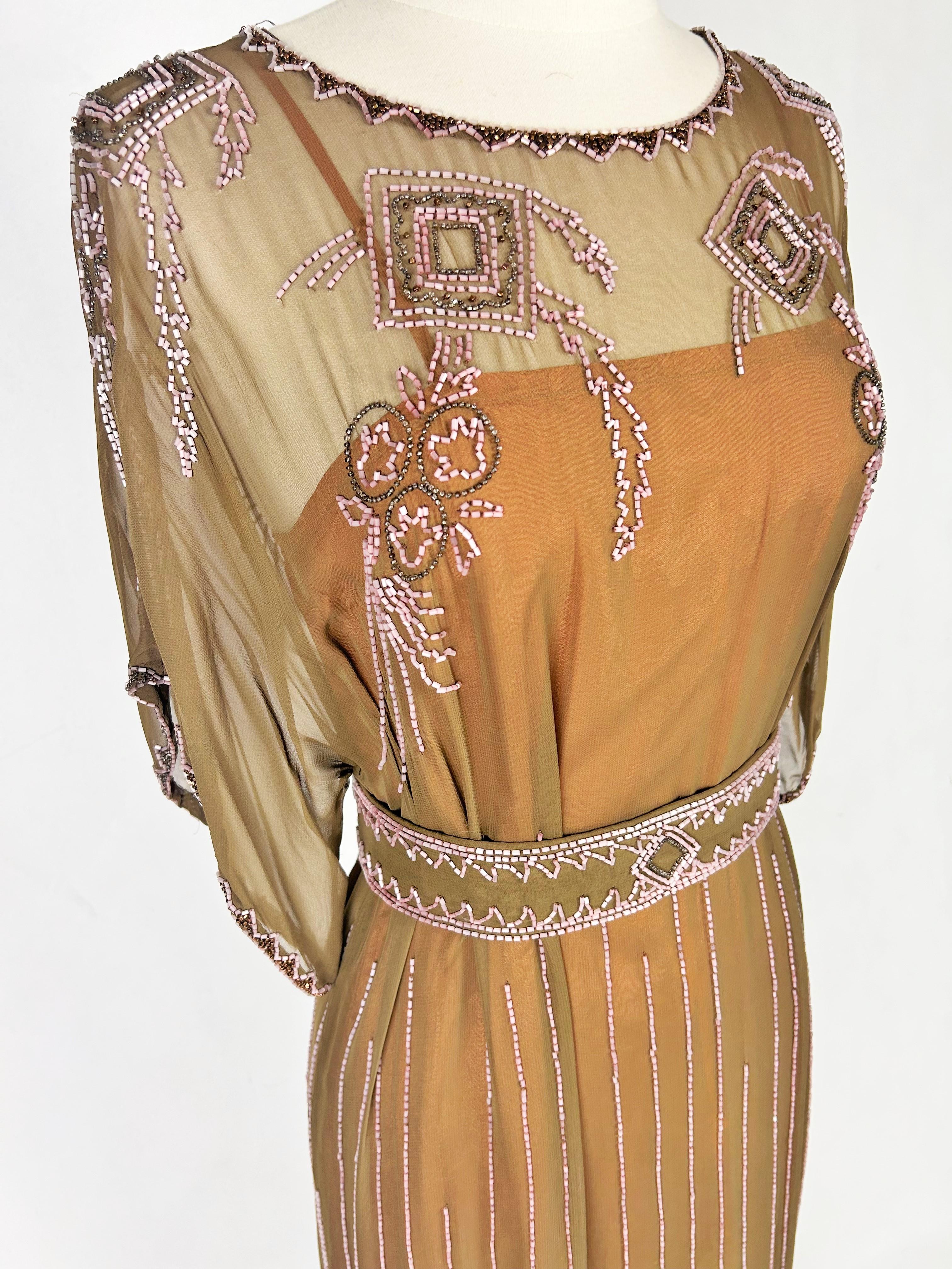Marron Robe Art Déco en mousseline brodée de perles de verre - France Circa 1920 en vente