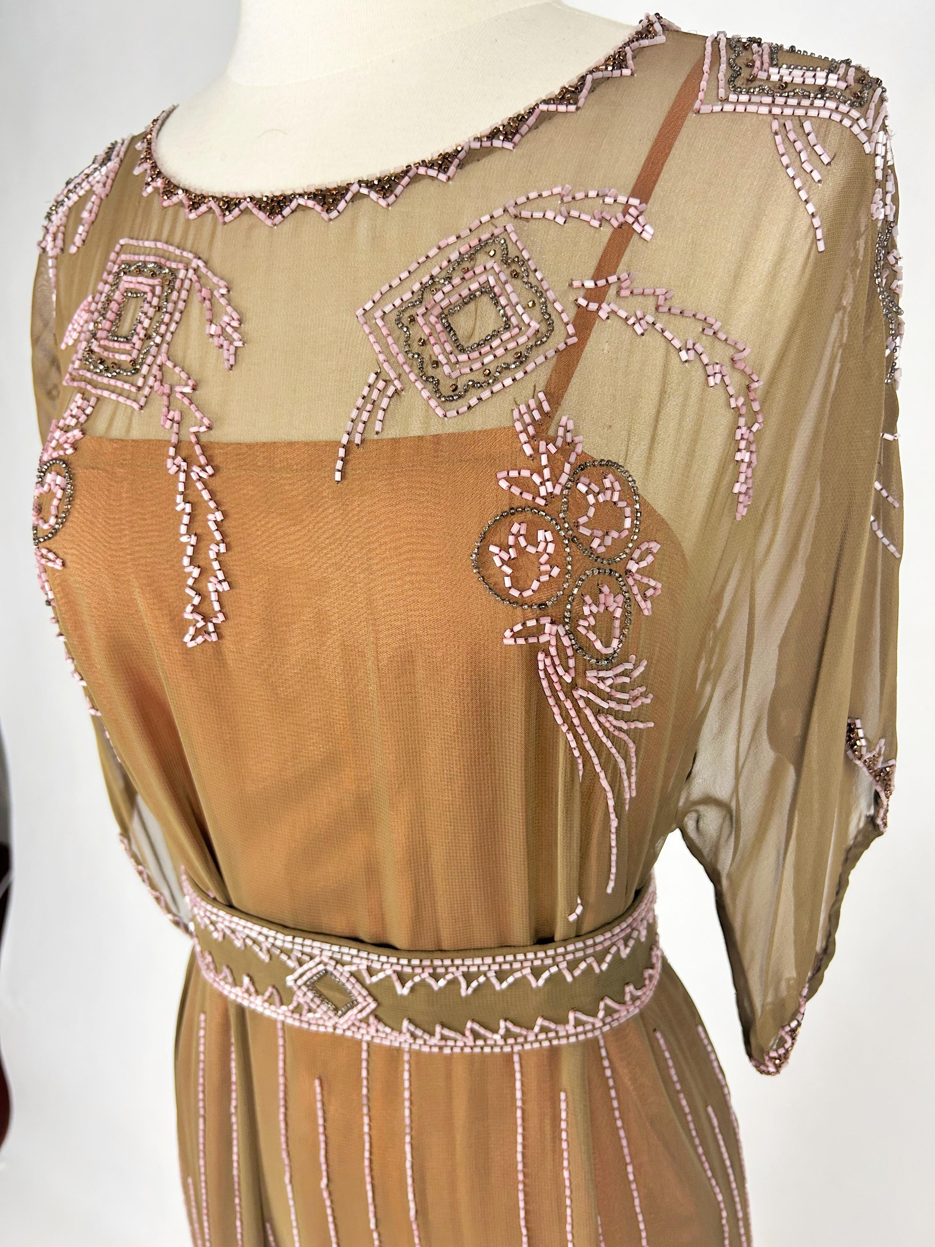 Robe Art Déco en mousseline brodée de perles de verre - France Circa 1920 Pour femmes en vente