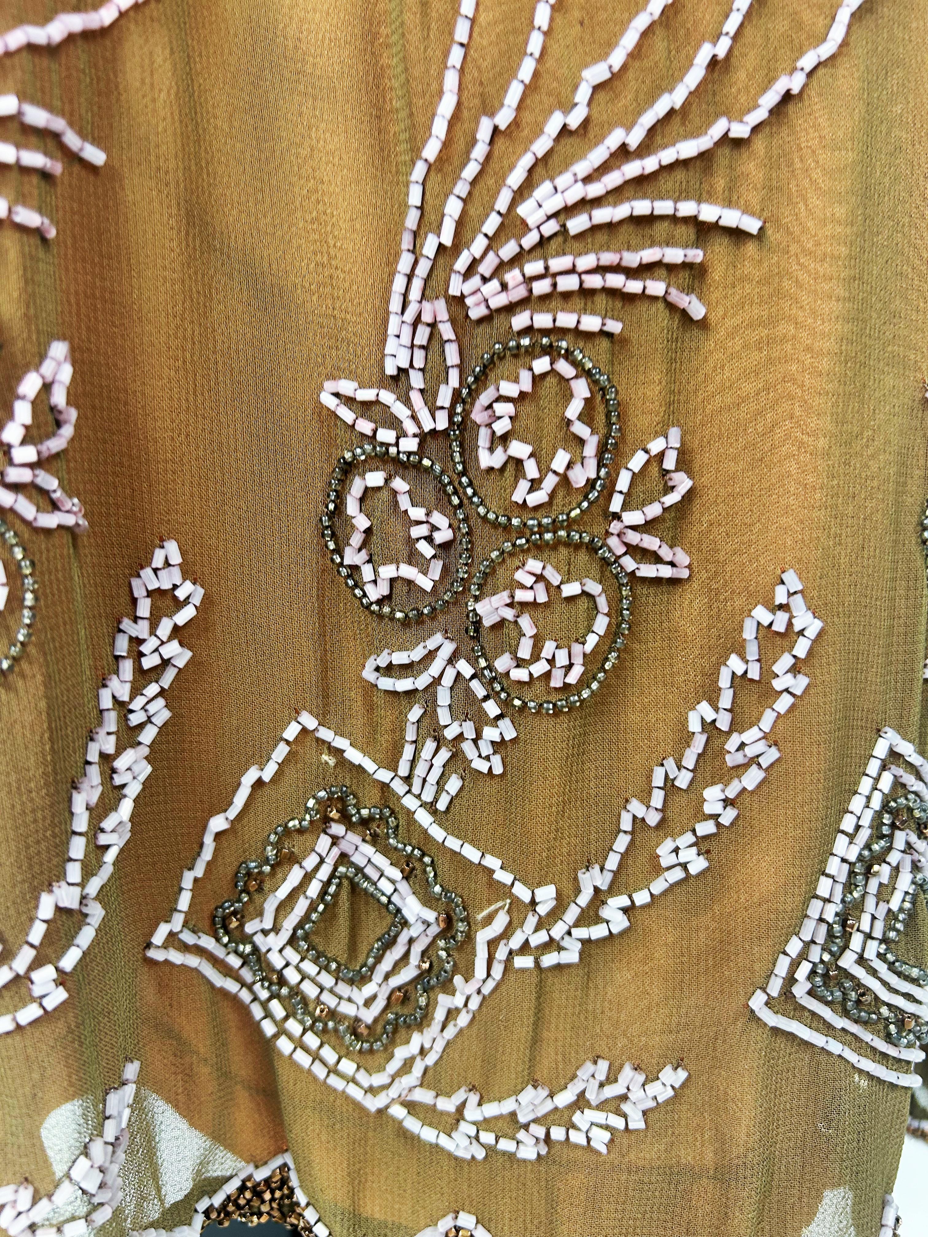 Robe Art Déco en mousseline brodée de perles de verre - France Circa 1920 en vente 1