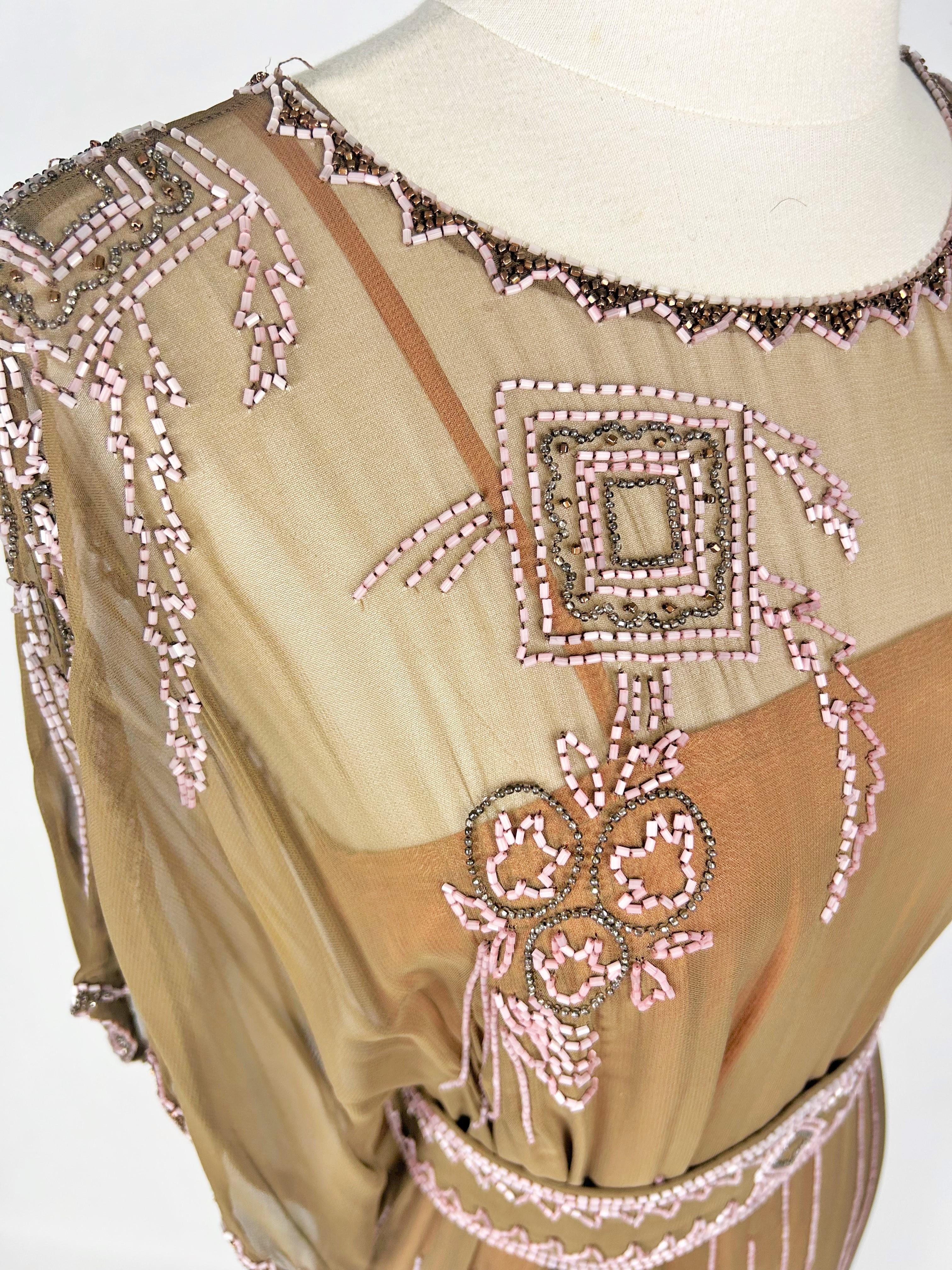 Robe Art Déco en mousseline brodée de perles de verre - France Circa 1920 en vente 2