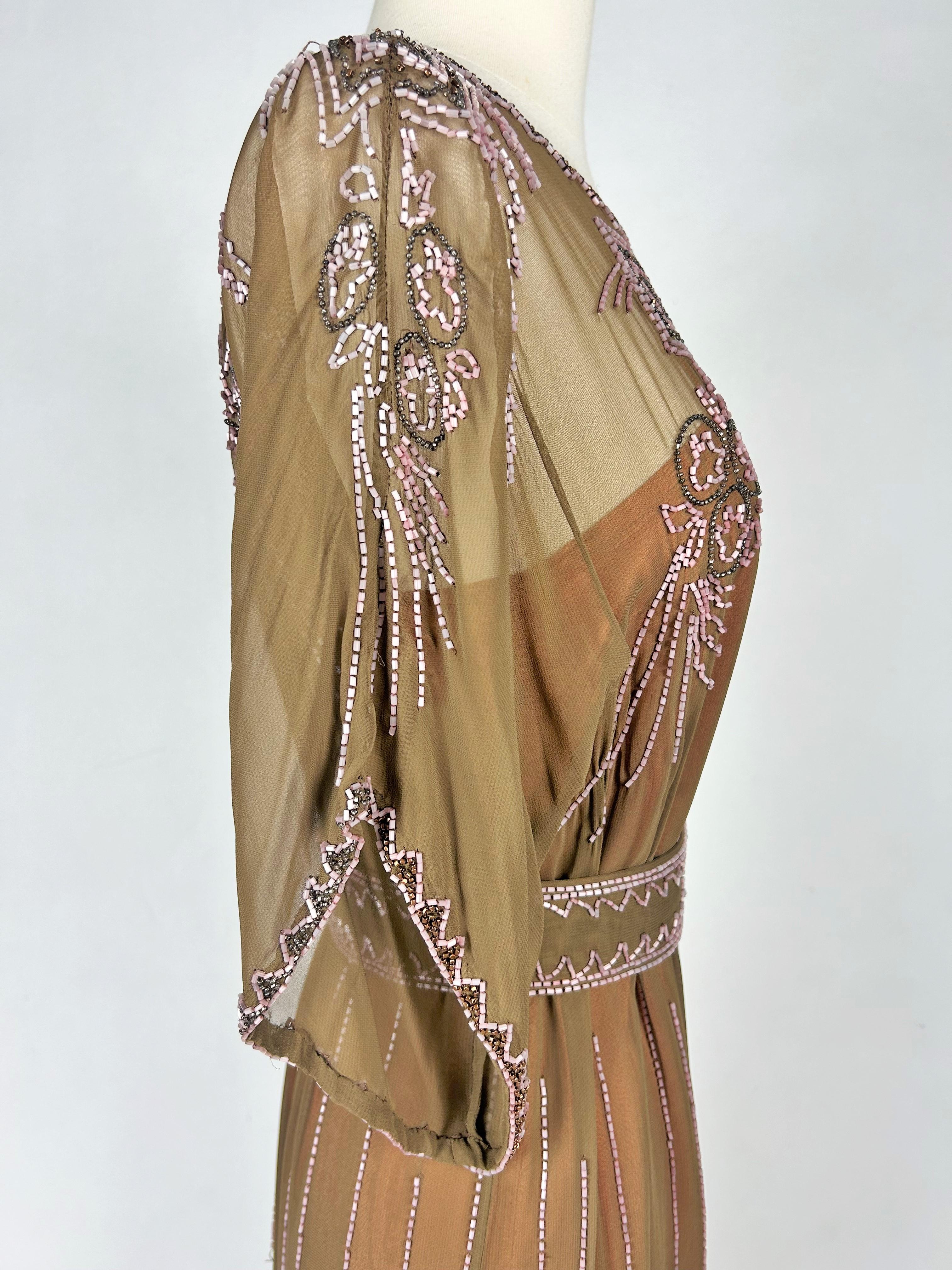 Robe Art Déco en mousseline brodée de perles de verre - France Circa 1920 en vente 3