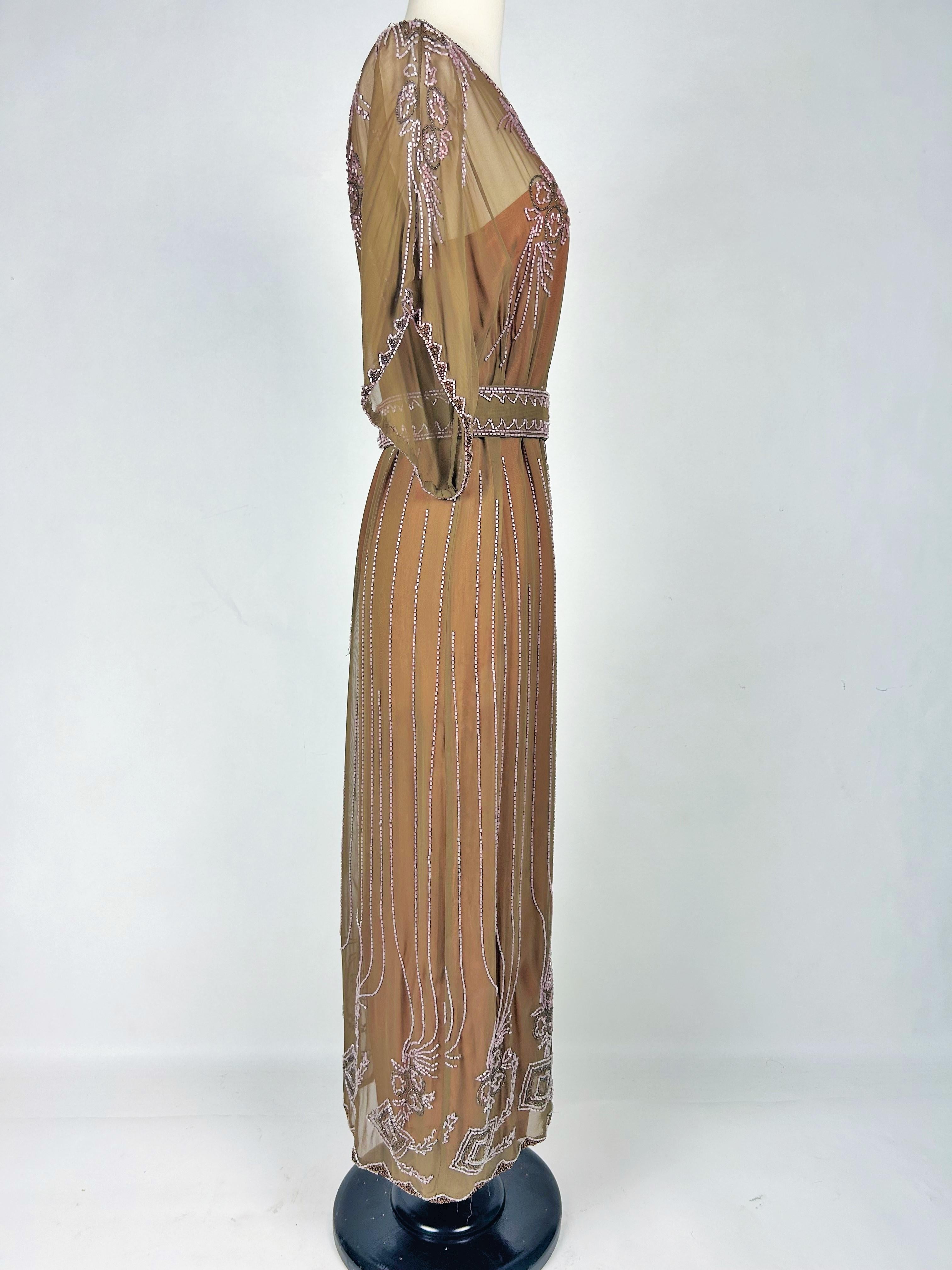 Robe Art Déco en mousseline brodée de perles de verre - France Circa 1920 en vente 4
