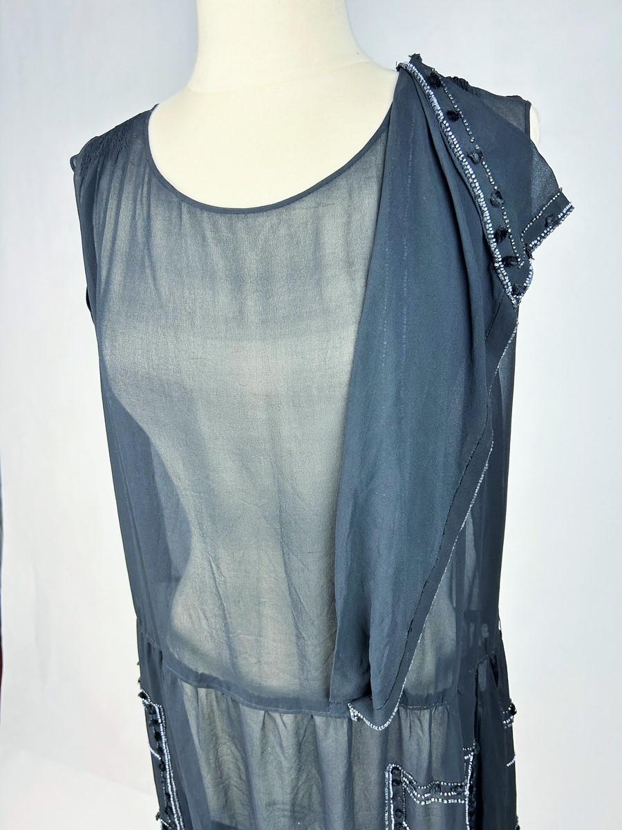 Un vestido Art Déco de gasa bordada - Francia Circa 1925 en Bueno estado para la venta en Toulon, FR
