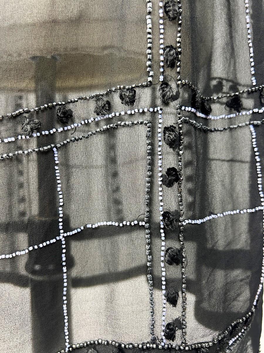 Un vestido Art Déco de gasa bordada - Francia Circa 1925 en venta 2