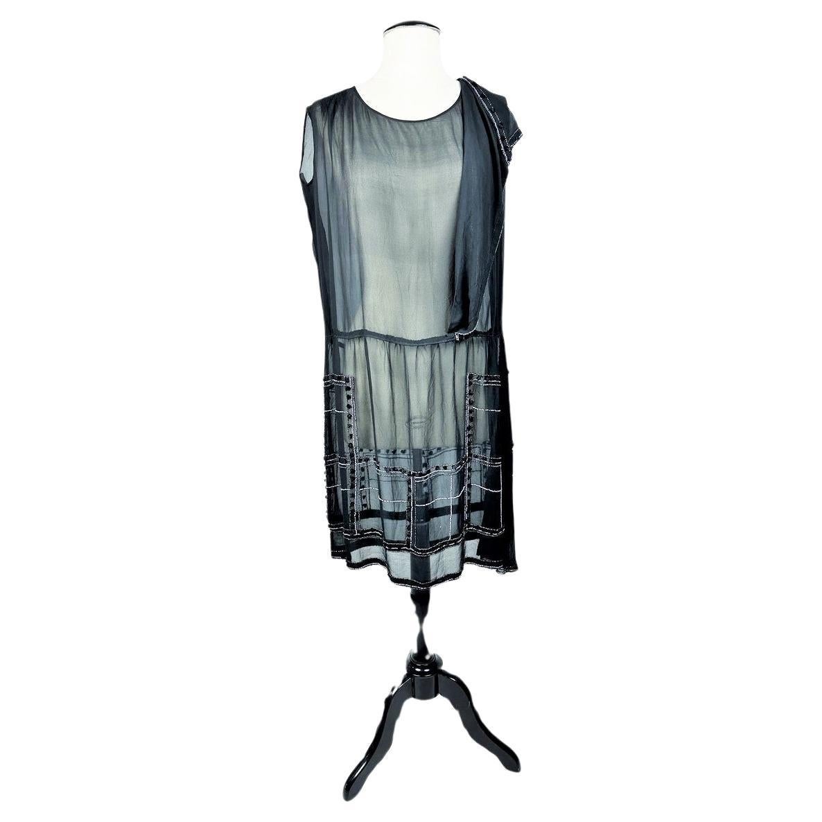 Un vestido Art Déco de gasa bordada - Francia Circa 1925 en venta