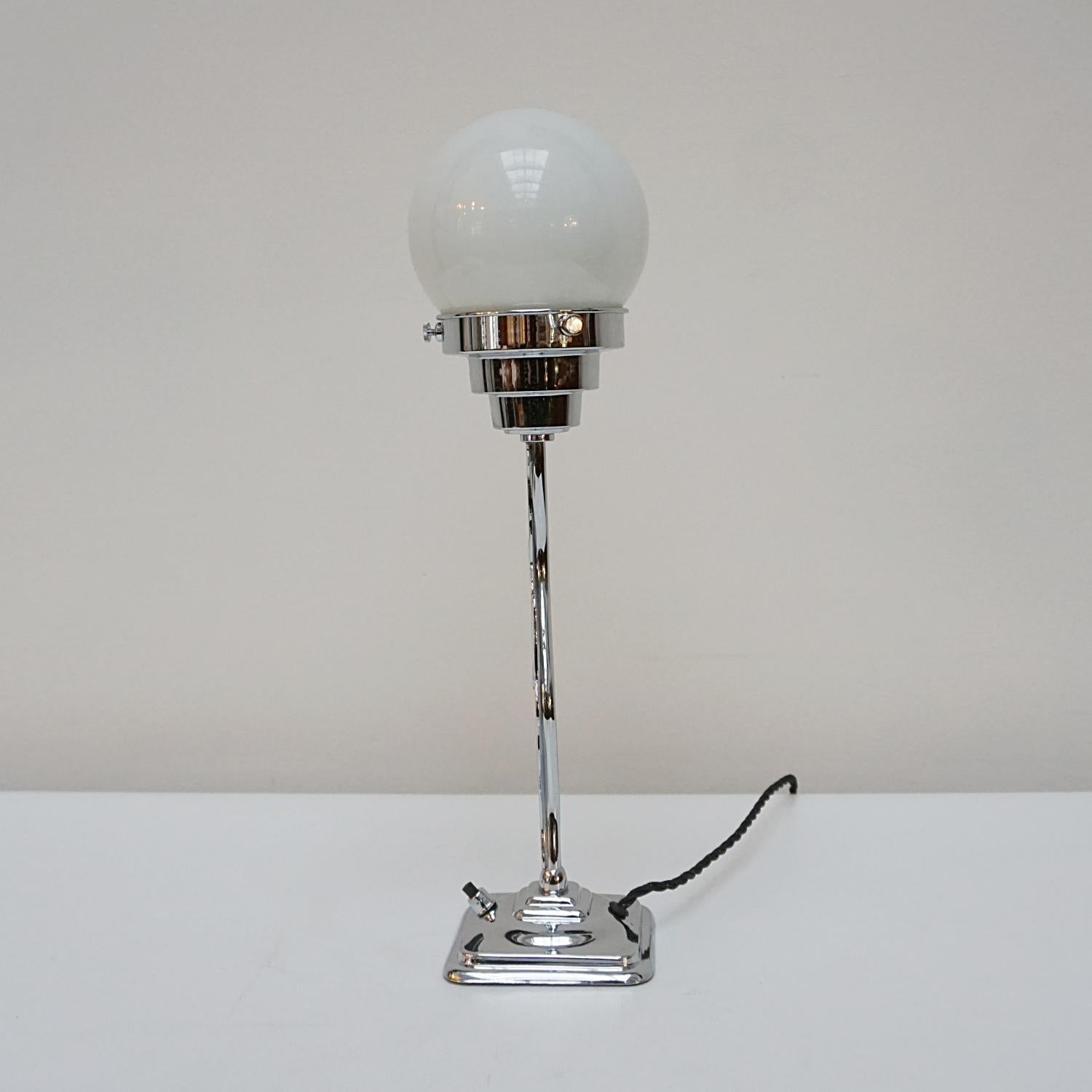 Anglais Lampe de table Art Déco chromée Dancer en vente