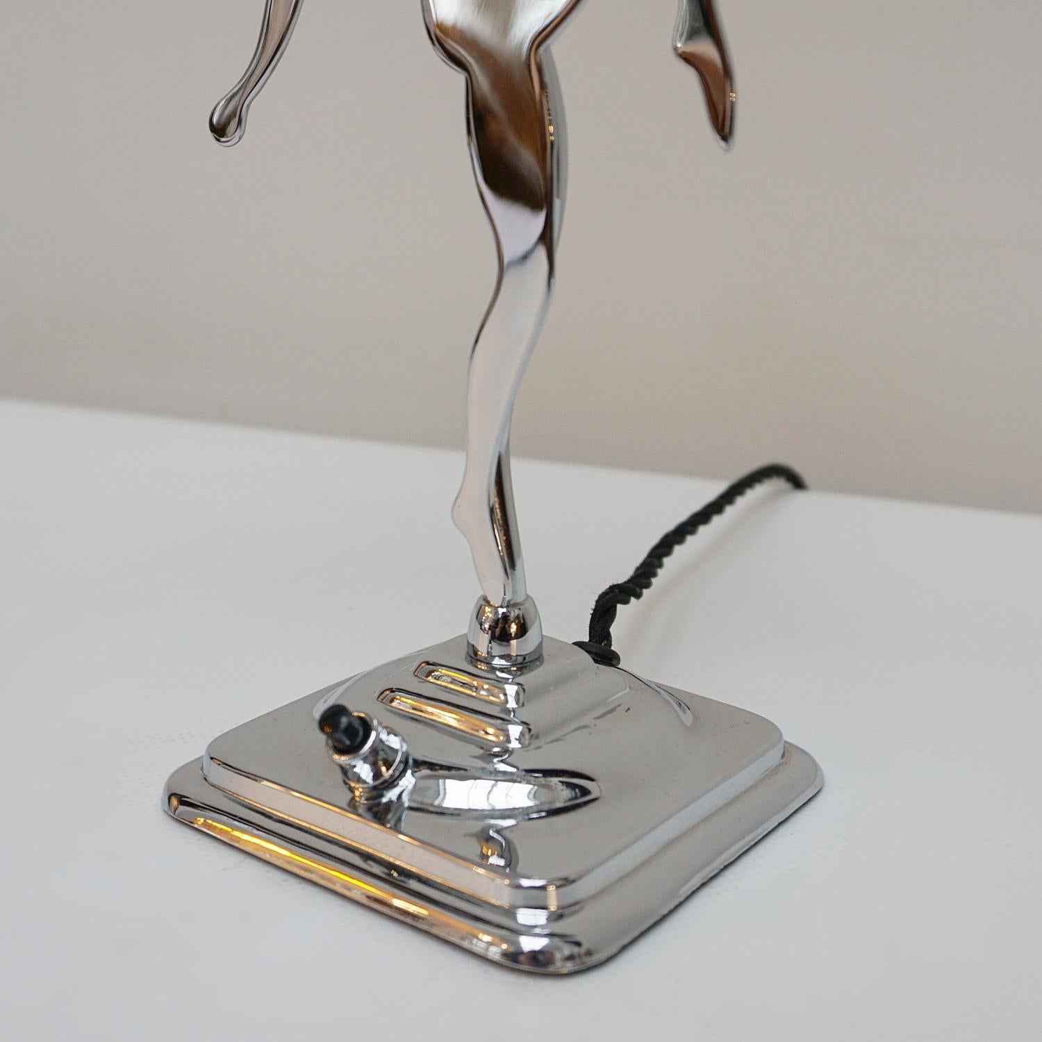 Milieu du XXe siècle Lampe de table Art Déco chromée Dancer en vente