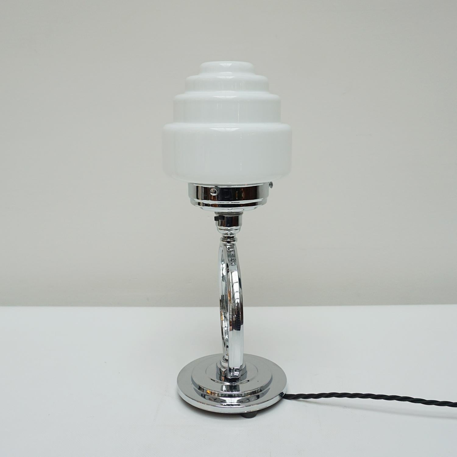 English An Art Deco Chromed Lightning Bolt Table Lamp with Glass Globe Shade For Sale
